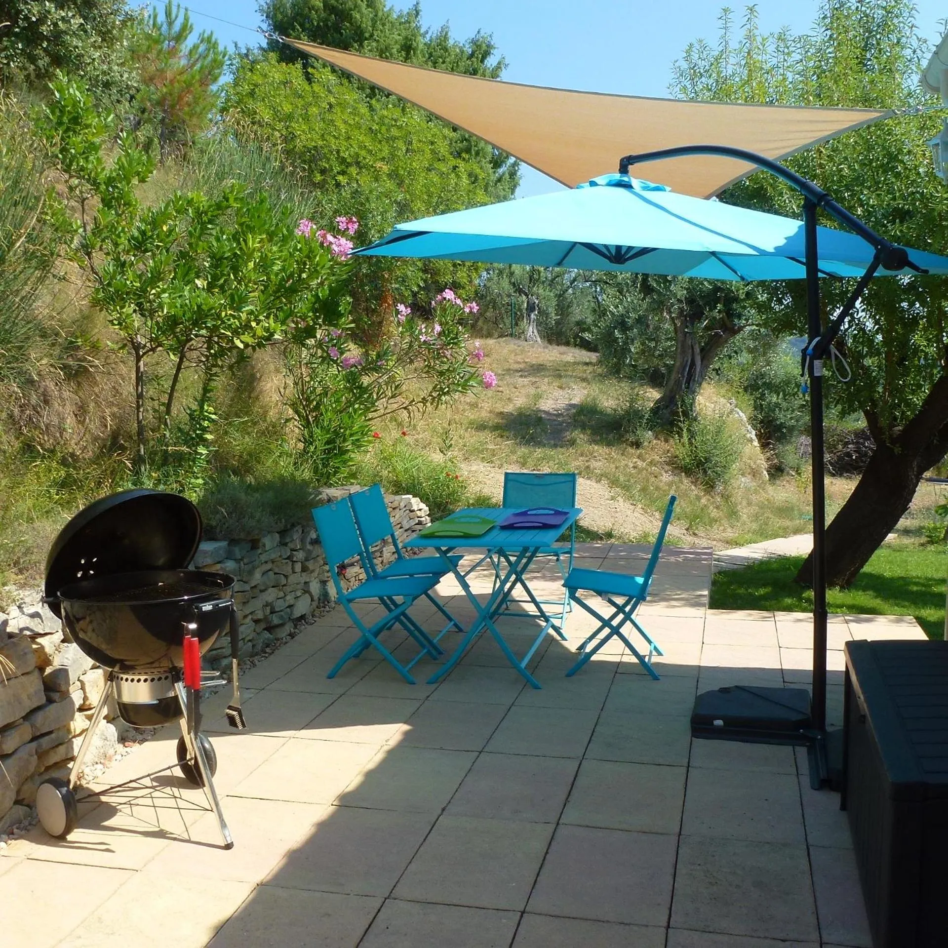 BBQ facilities in B&B L'ESCALADE en Lubéron