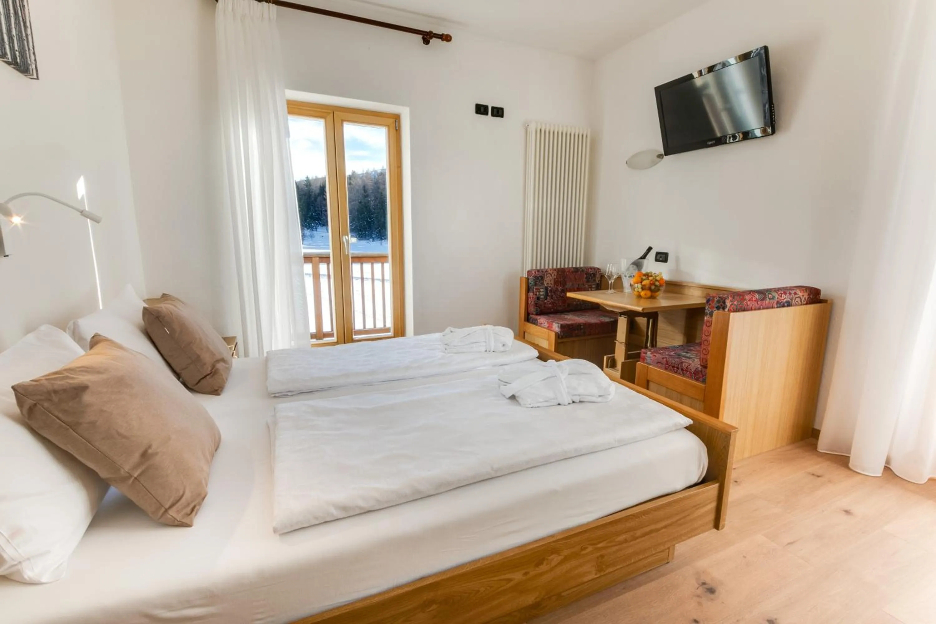 View (from property/room), Bed in Phi Hotel Bellamonte