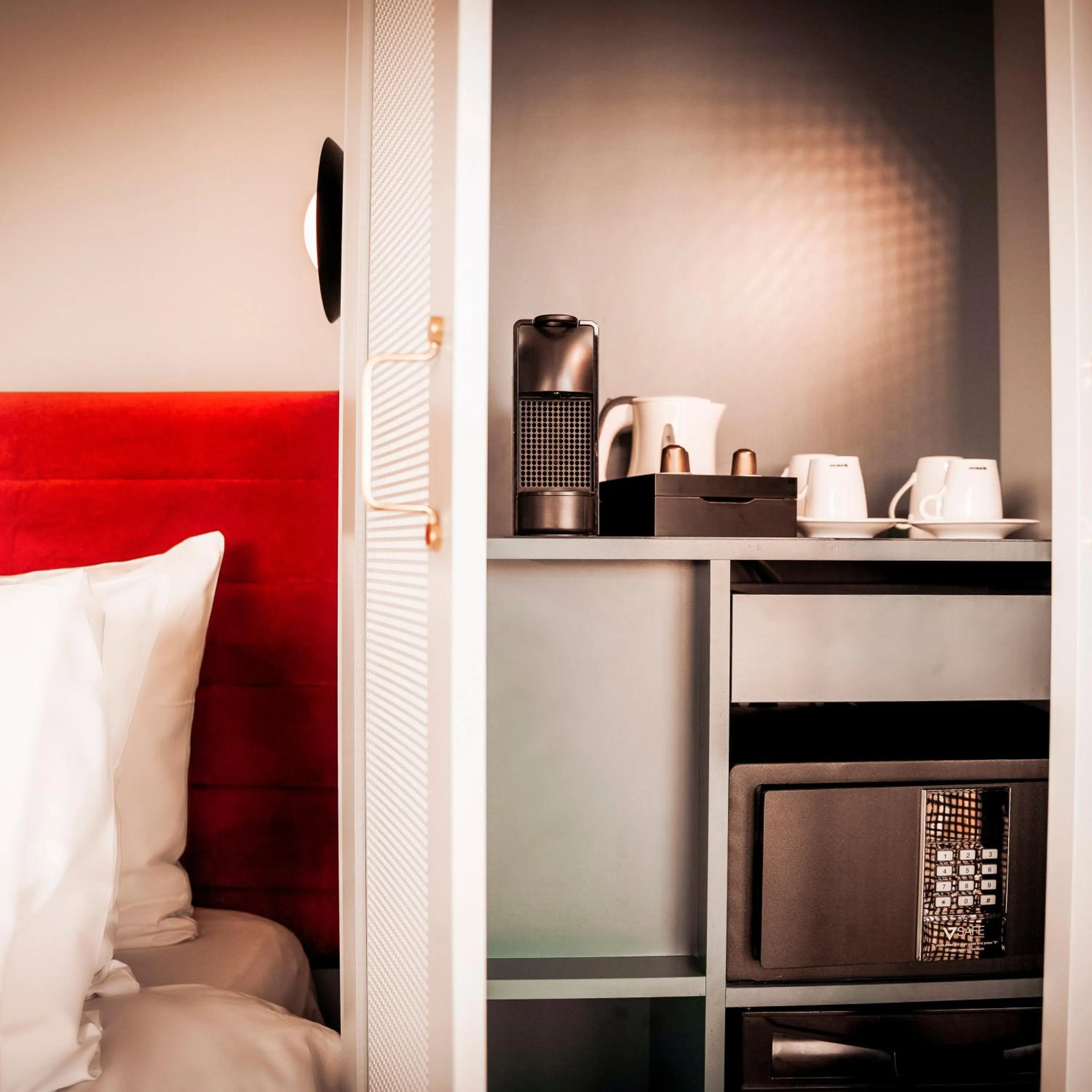 Coffee/tea facilities, Bed in Olympic Hotel