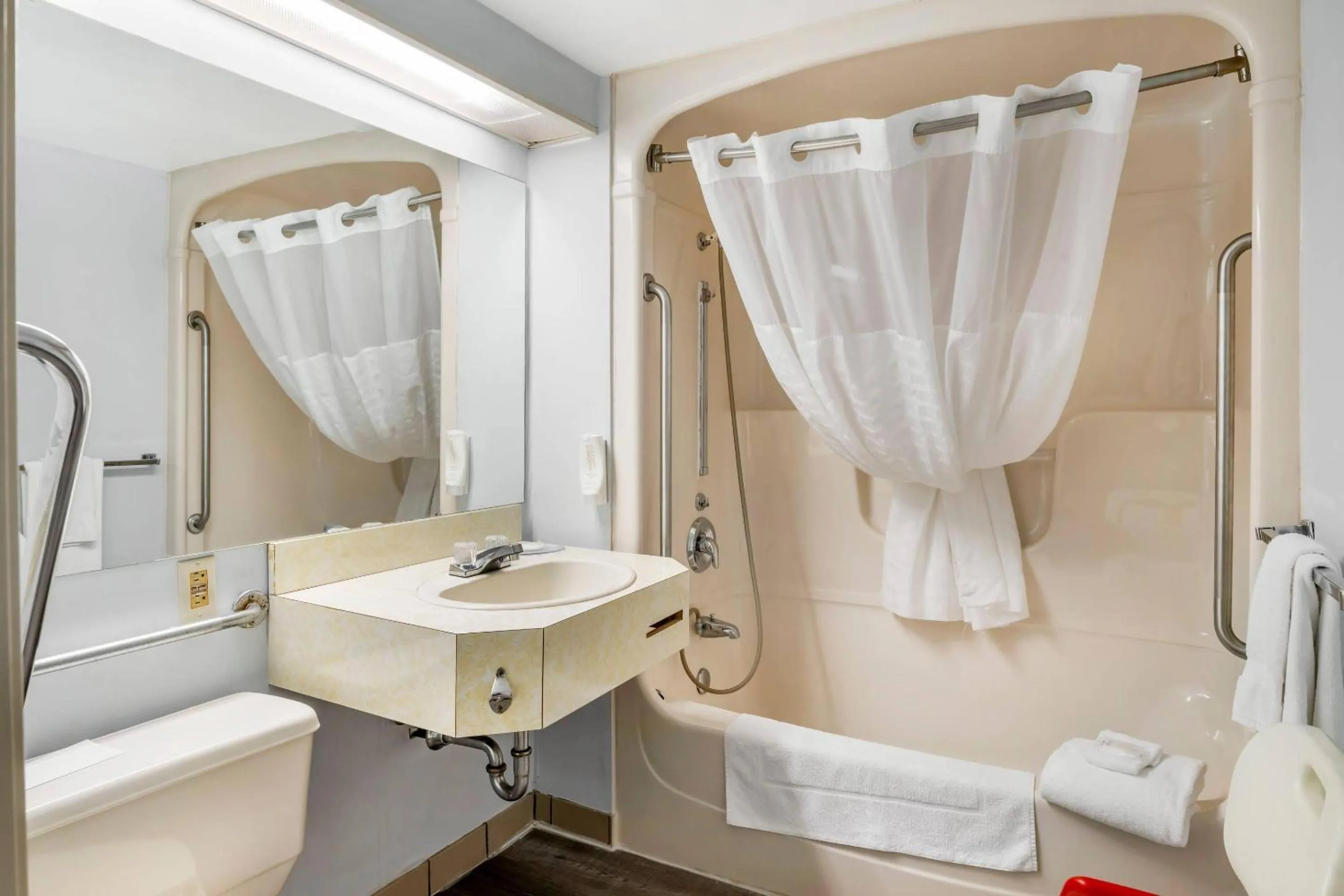 Bedroom in Rodeway Inn