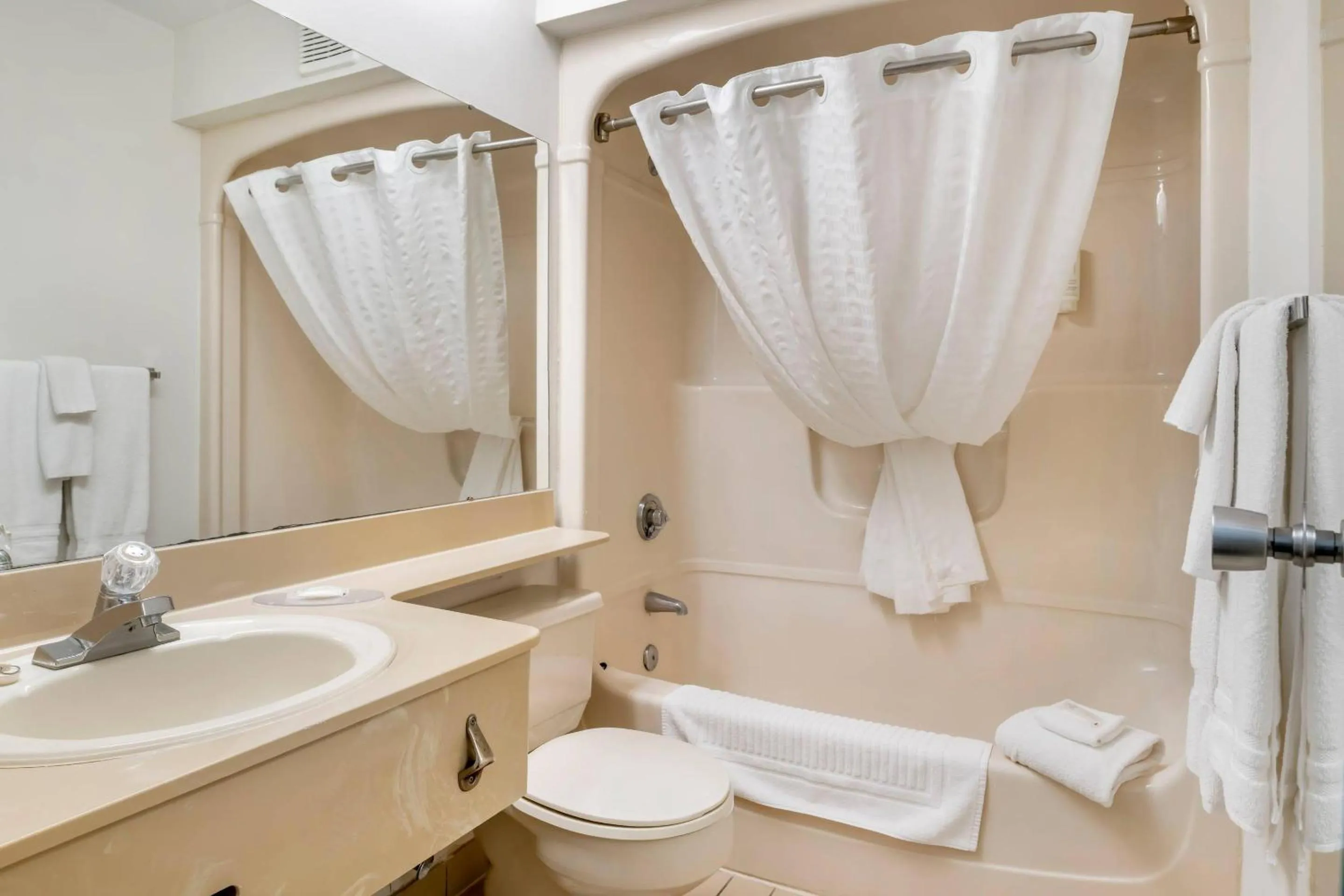 Bedroom in Rodeway Inn