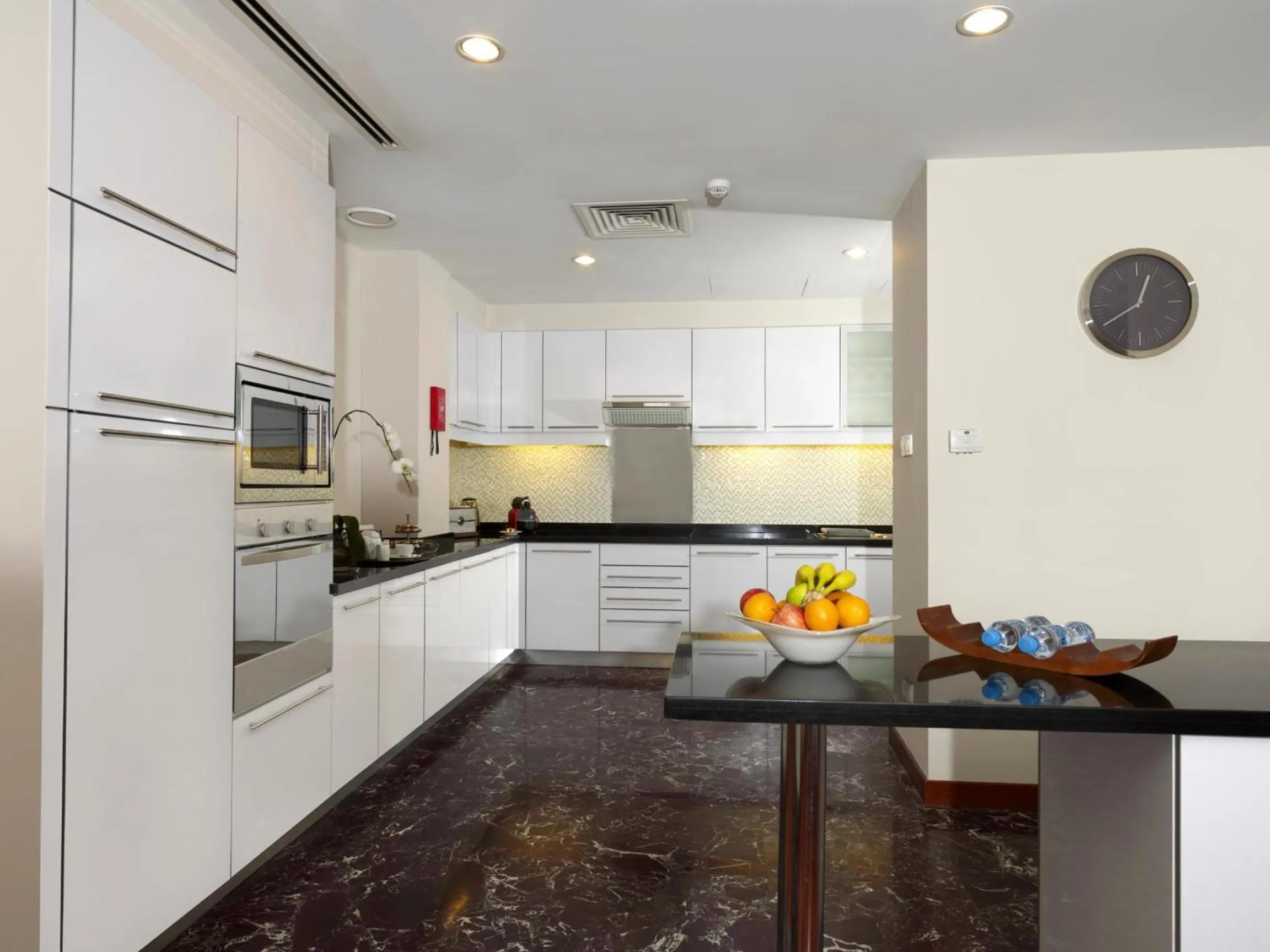 Kitchen or kitchenette in Fraser Suites Seef Bahrain