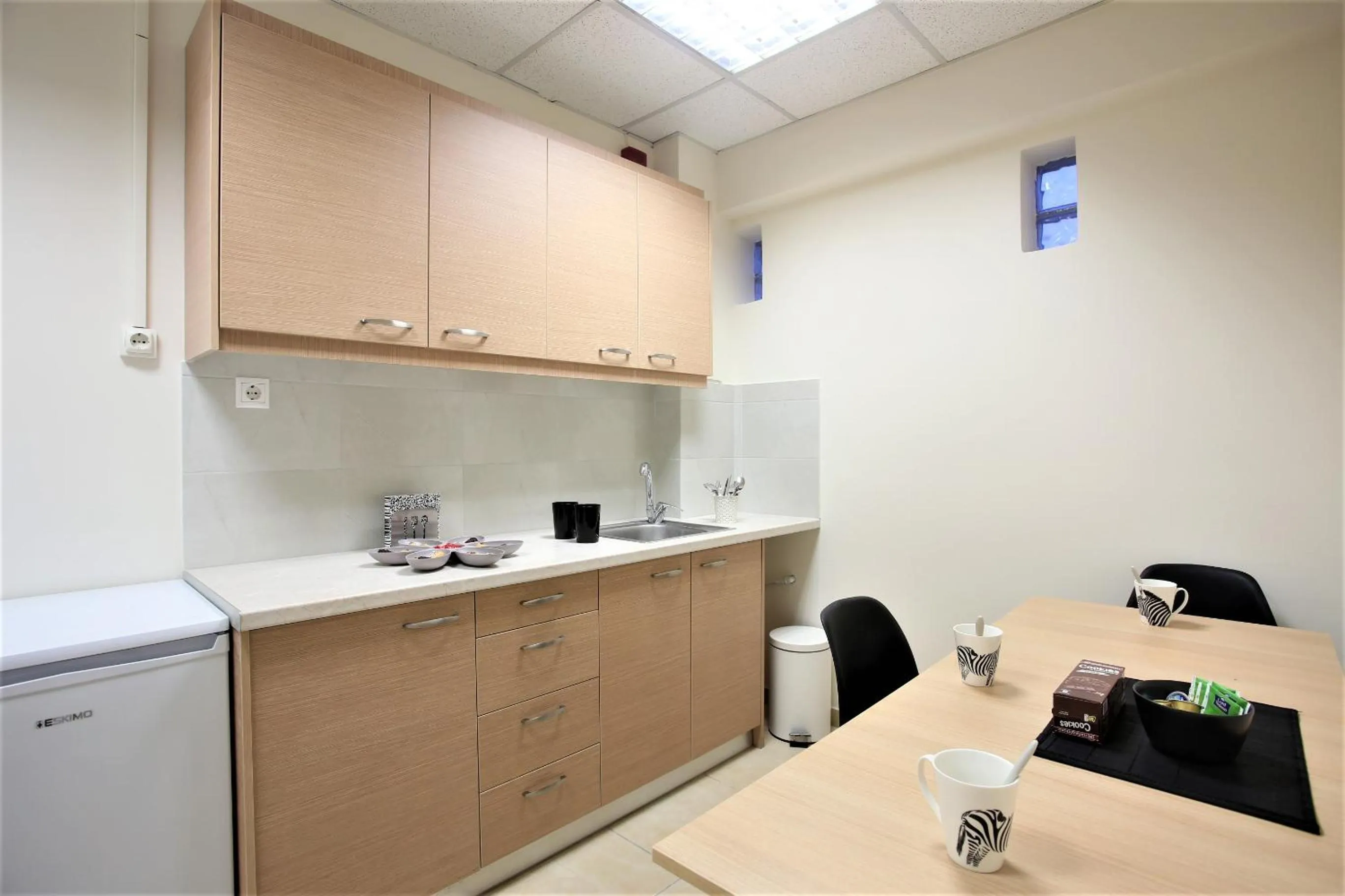 Kitchen or kitchenette in GK Airport Suites - Free Shuttle by GK Properties