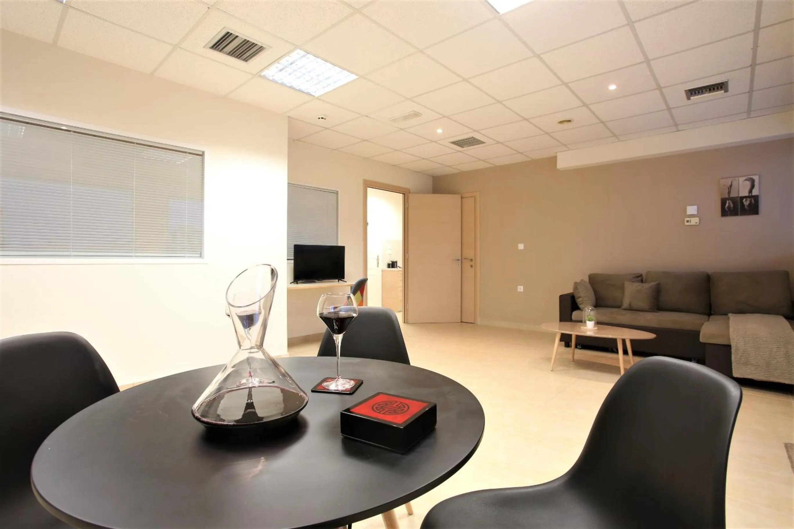 Living room in GK Airport Suites - Free Shuttle by GK Properties