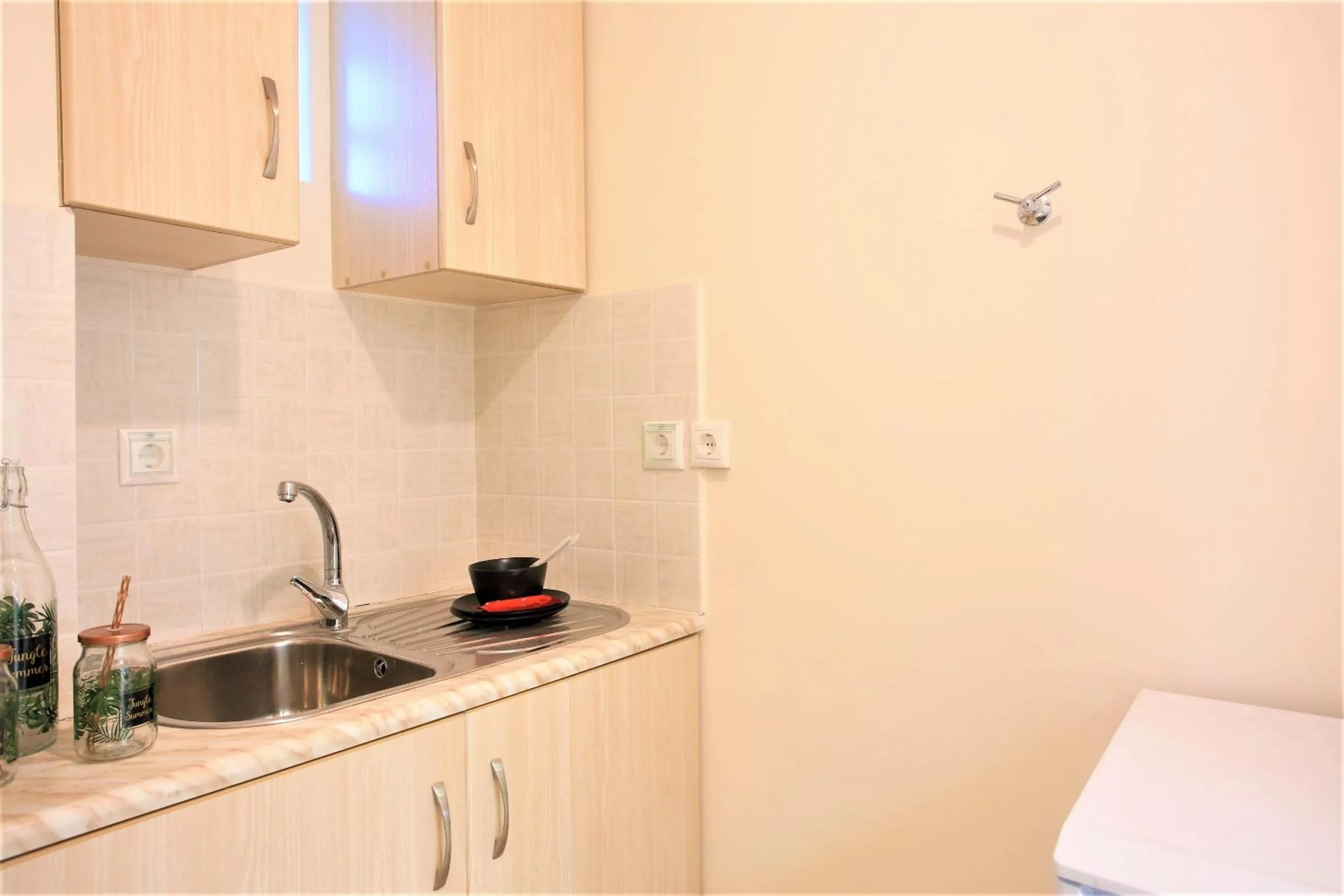 Kitchen or kitchenette in GK Airport Suites - Free Shuttle by GK Properties
