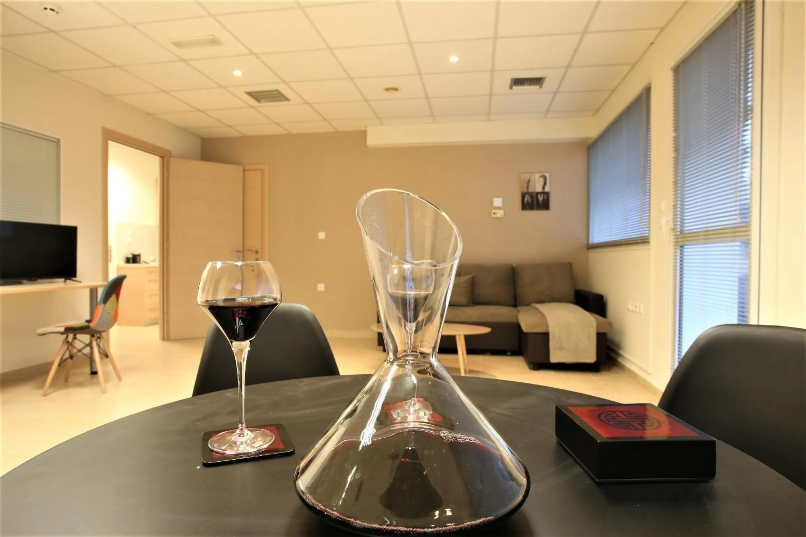 Living room in GK Airport Suites - Free Shuttle by GK Properties