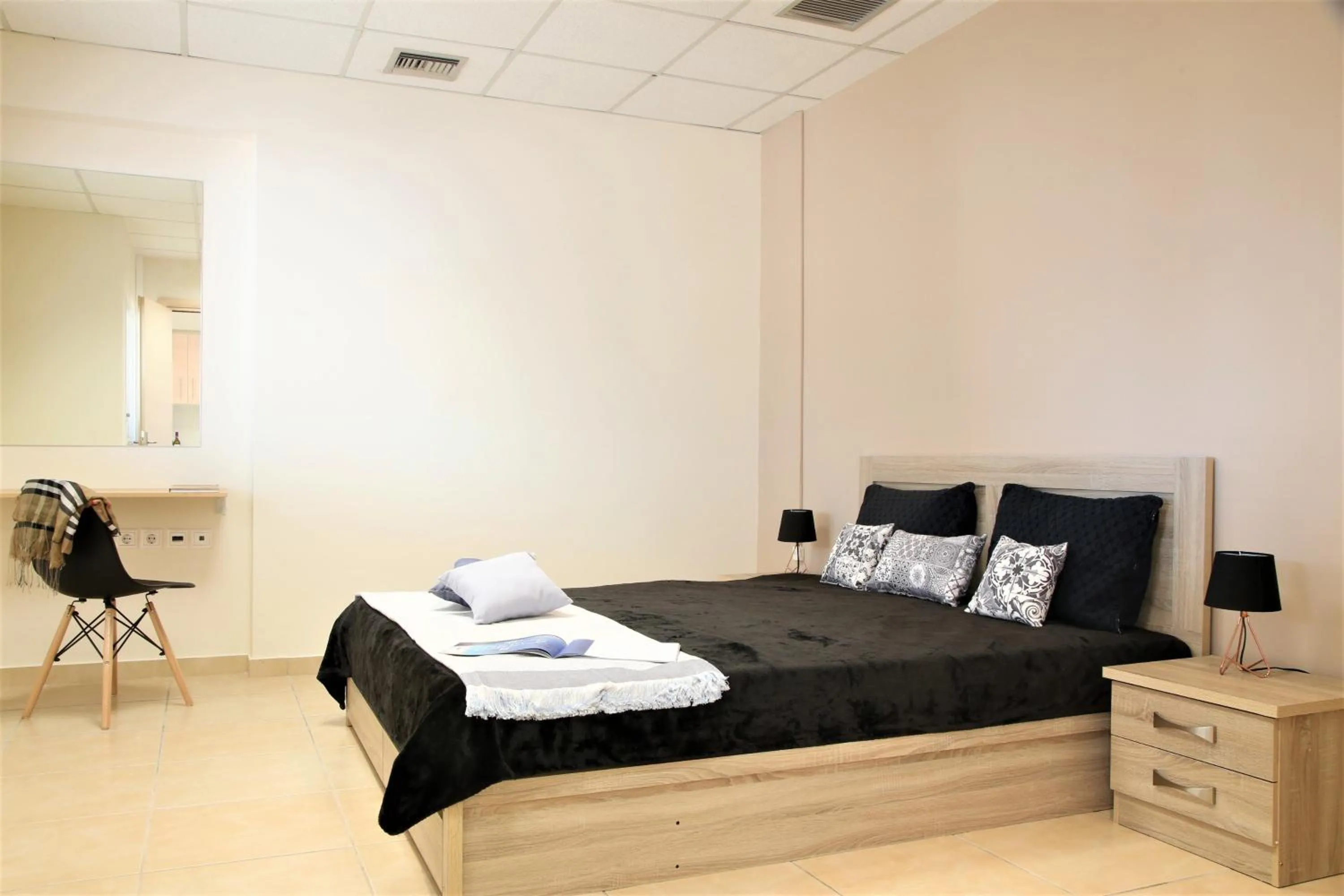 Bed in GK Airport Suites - Free Shuttle by GK Properties