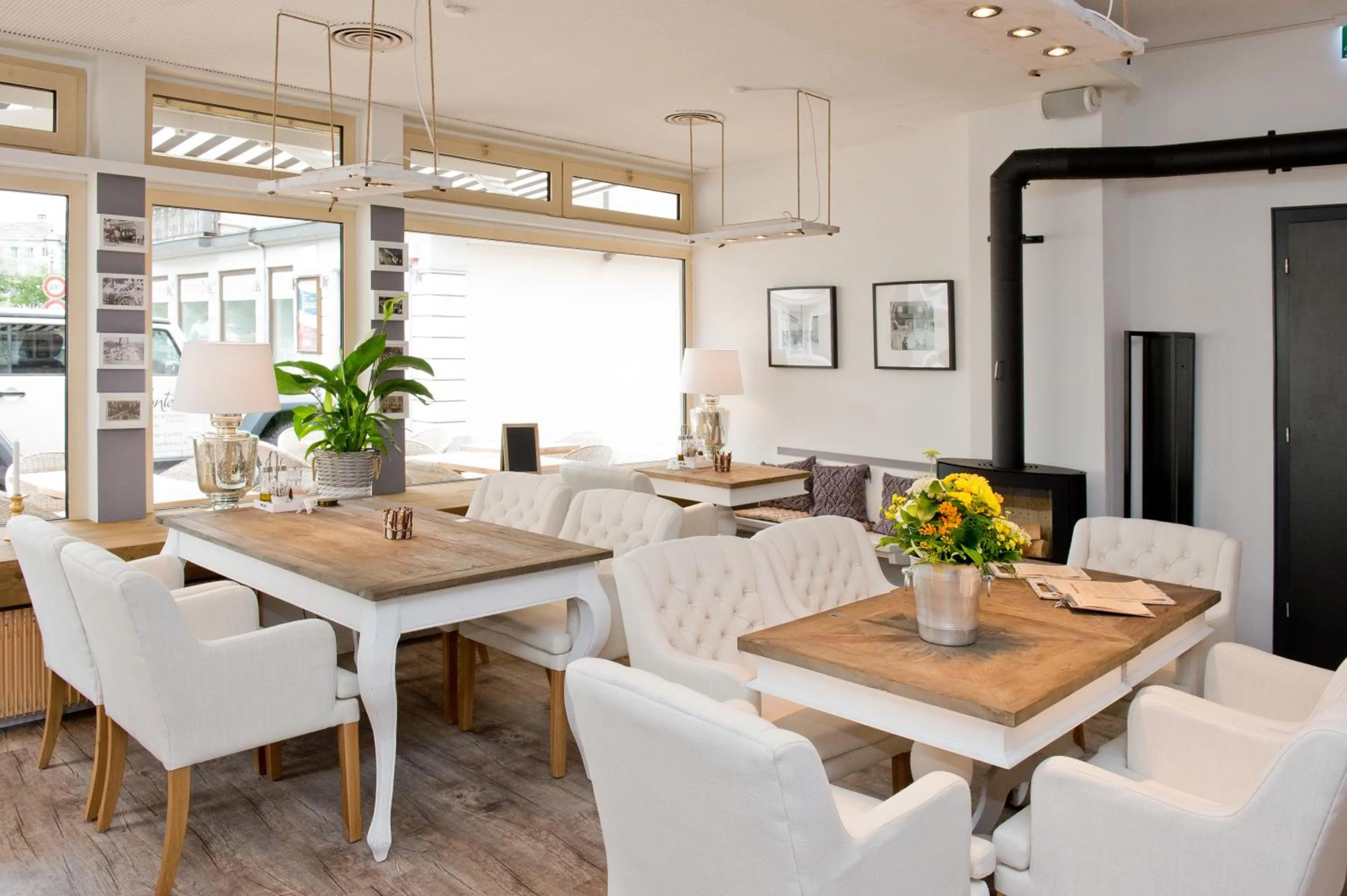 Restaurant/places to eat in Hotel Bellevue