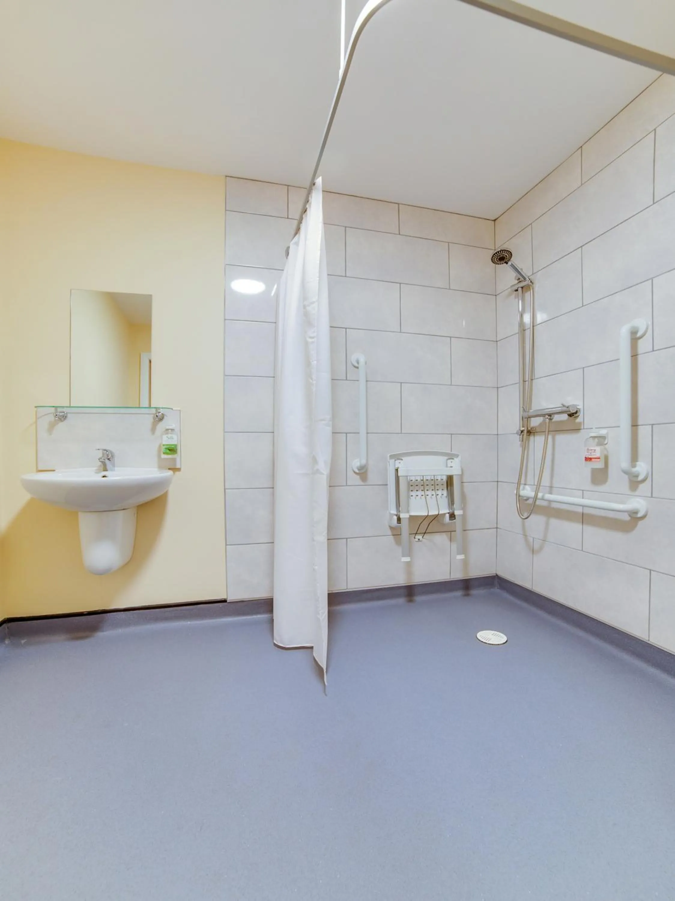 Bathroom in Standing Stones Lodge
