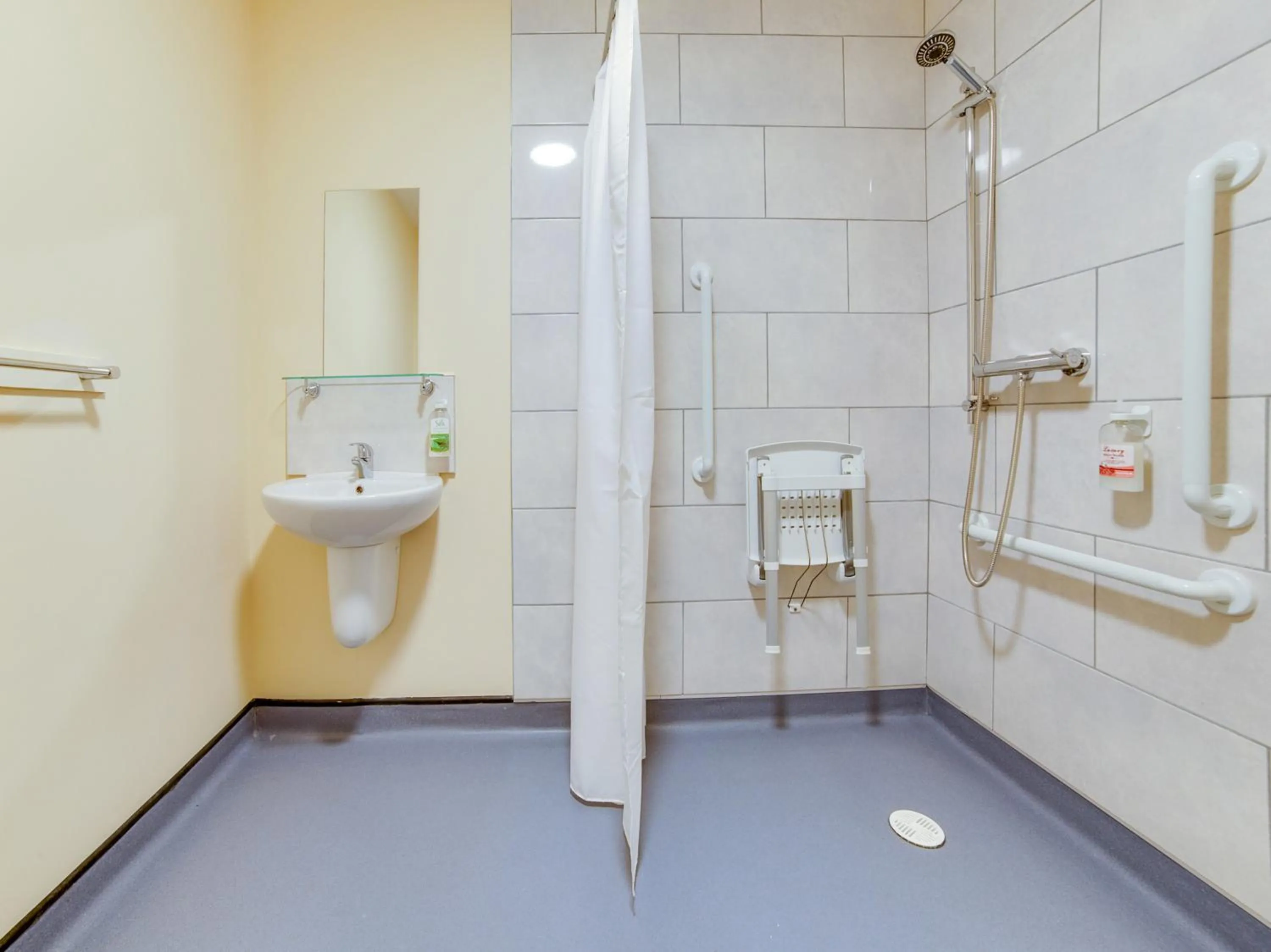 Bathroom in Standing Stones Lodge