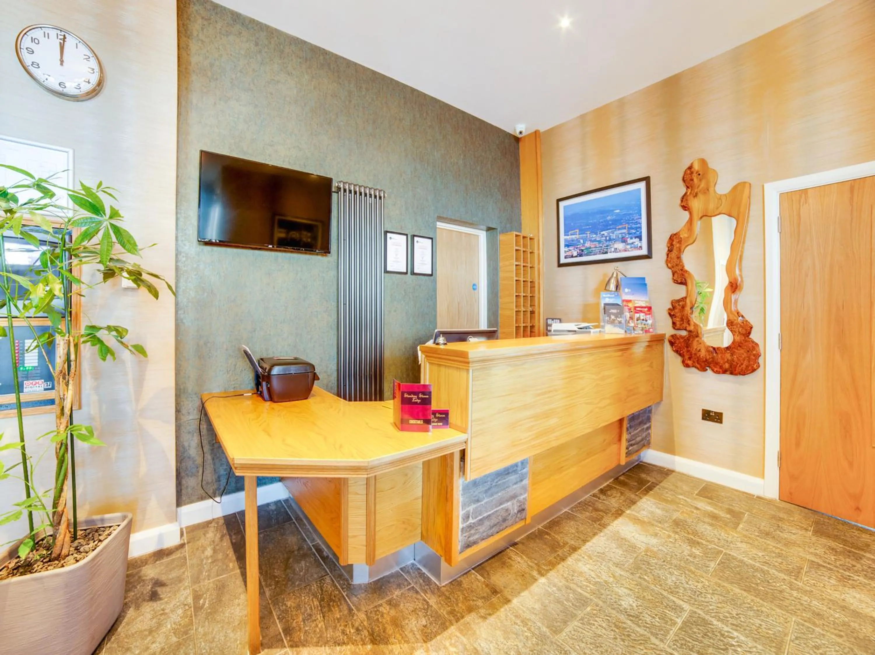 Lobby or reception in Standing Stones Lodge
