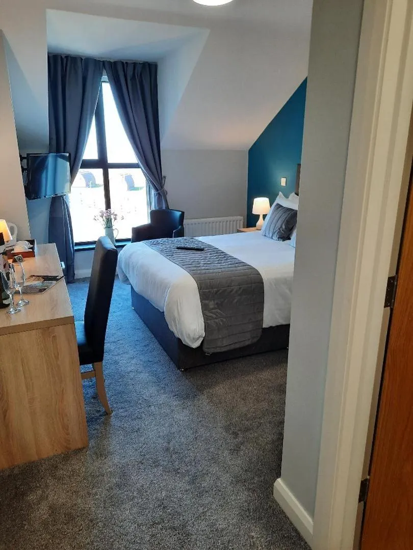 Bedroom, Bed in Standing Stones Lodge
