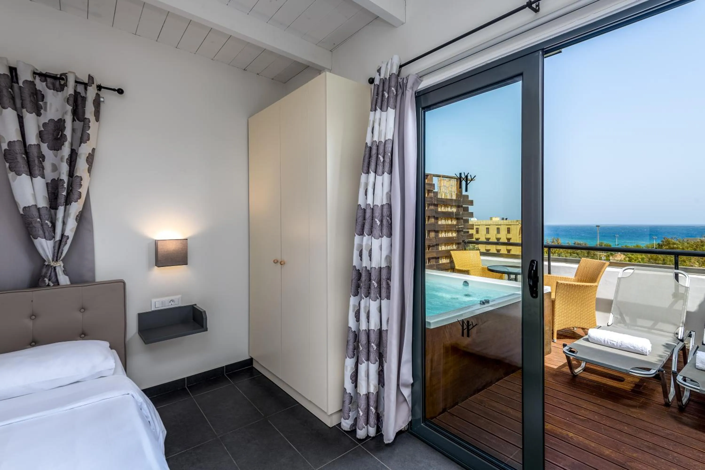 Patio, Bed in City Center Hotel