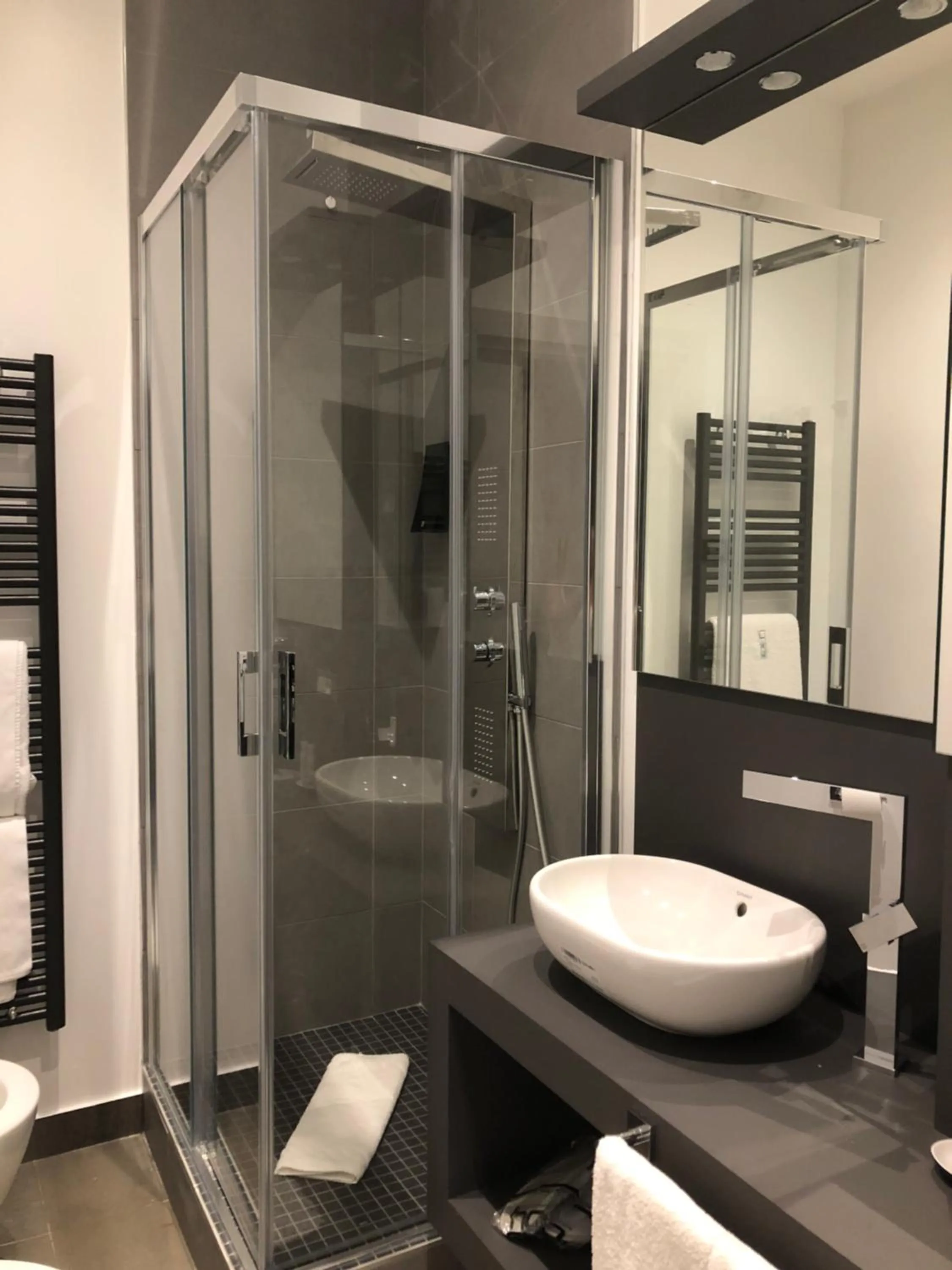 Photo of the whole room in Ex-L