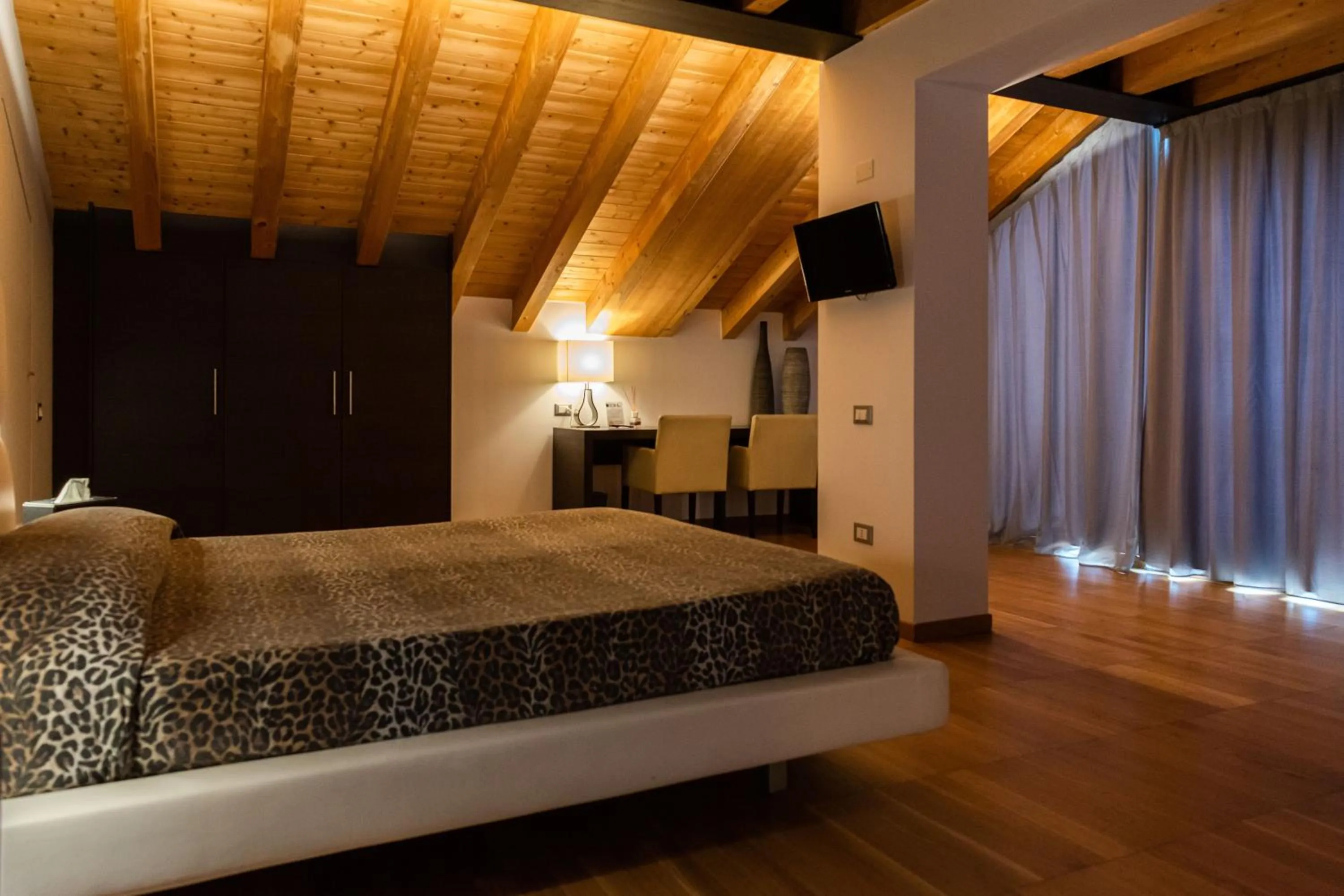 Photo of the whole room, Bed in Ex-L