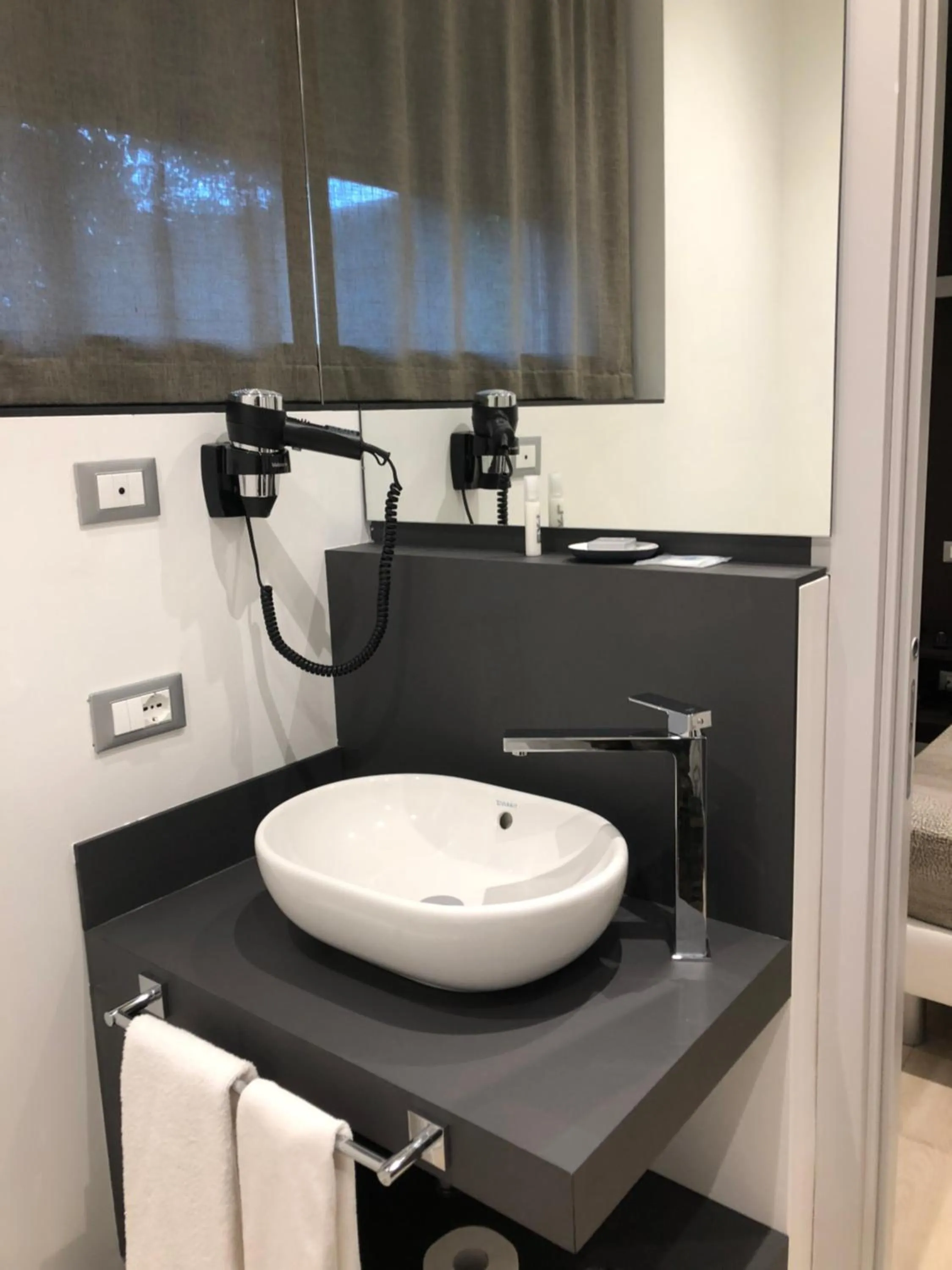 Photo of the whole room in Ex-L