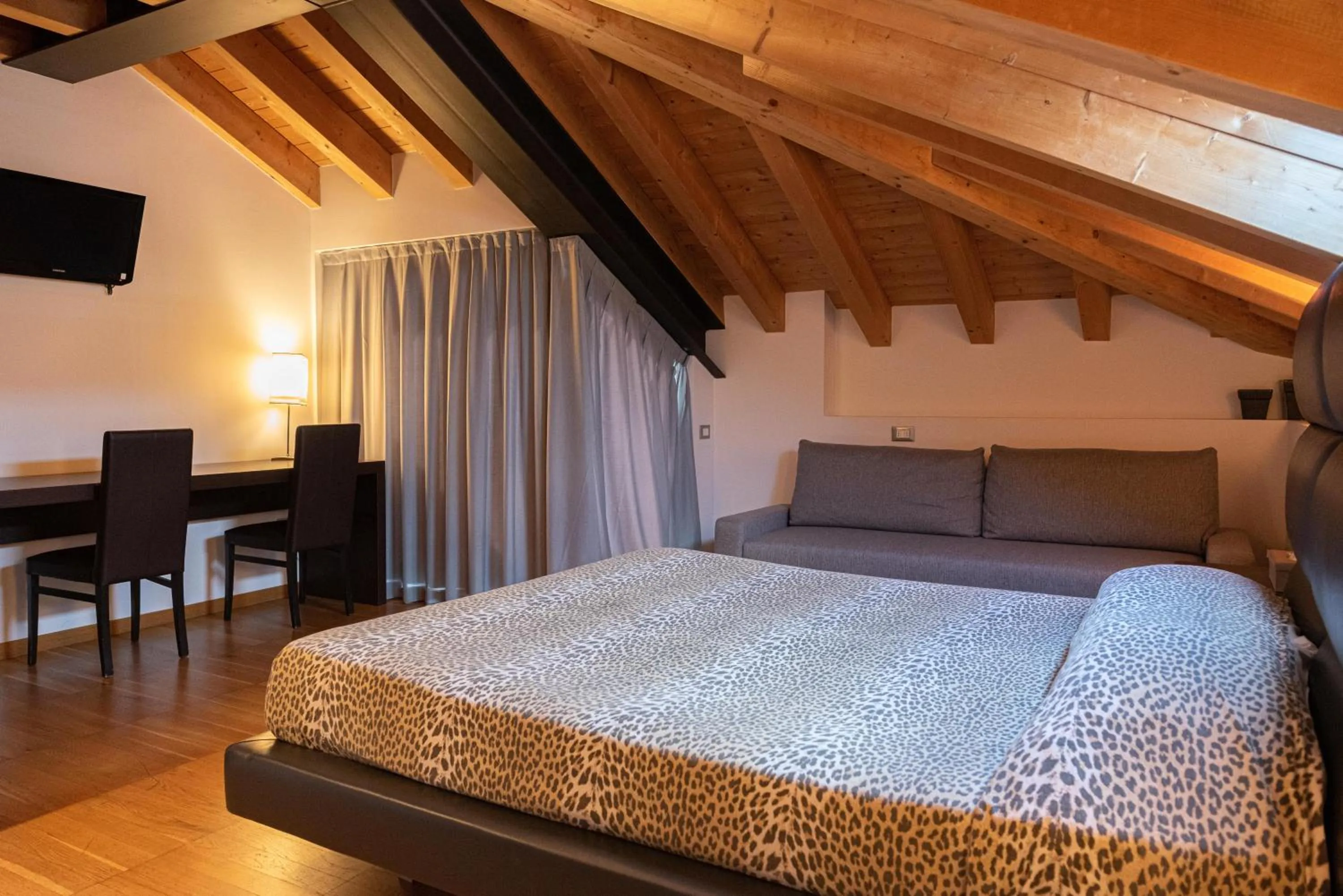 Bedroom, Bed in Ex-L