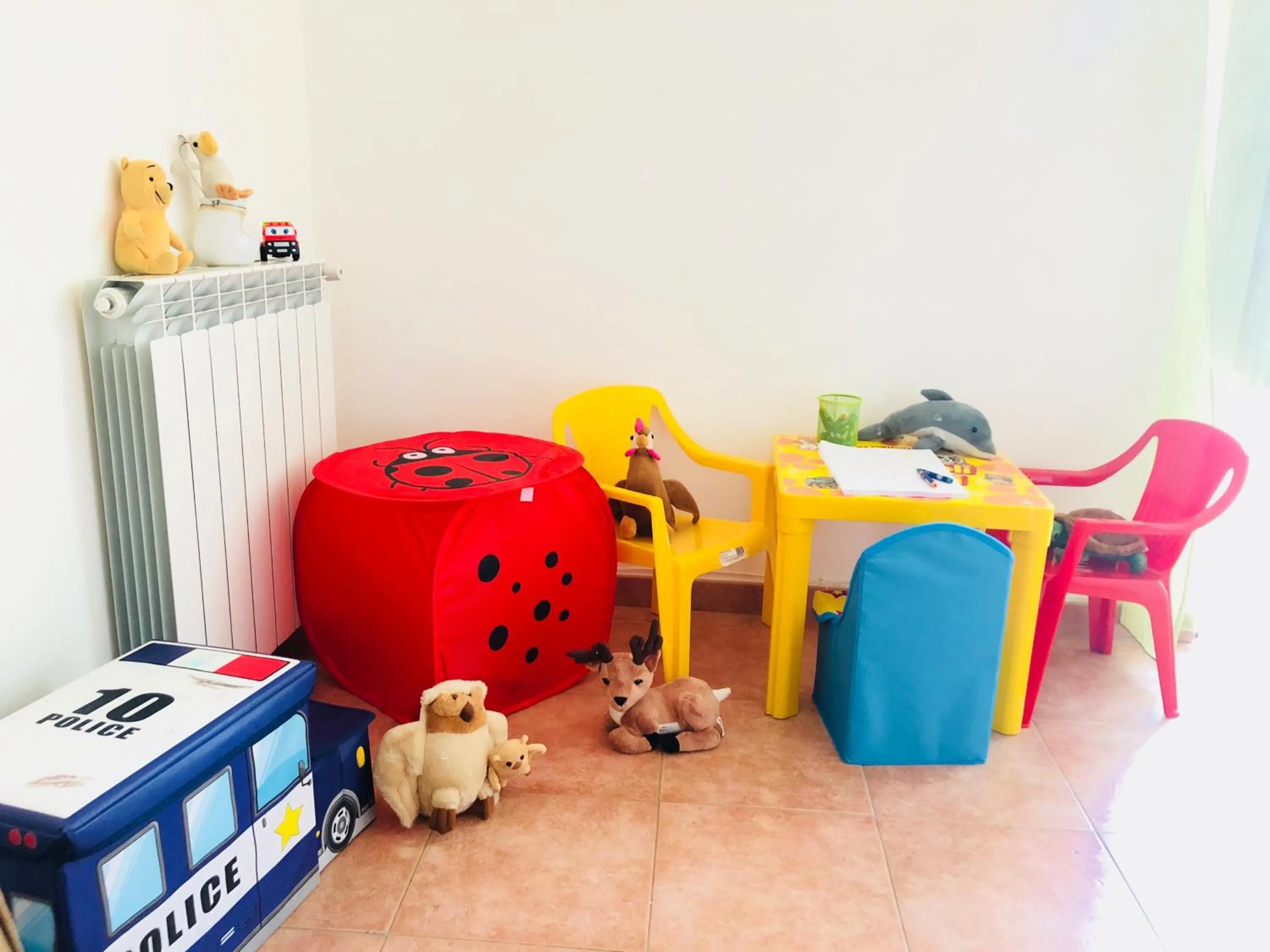 Communal lounge/ TV room in Kasa Kala Rooms & Apartments