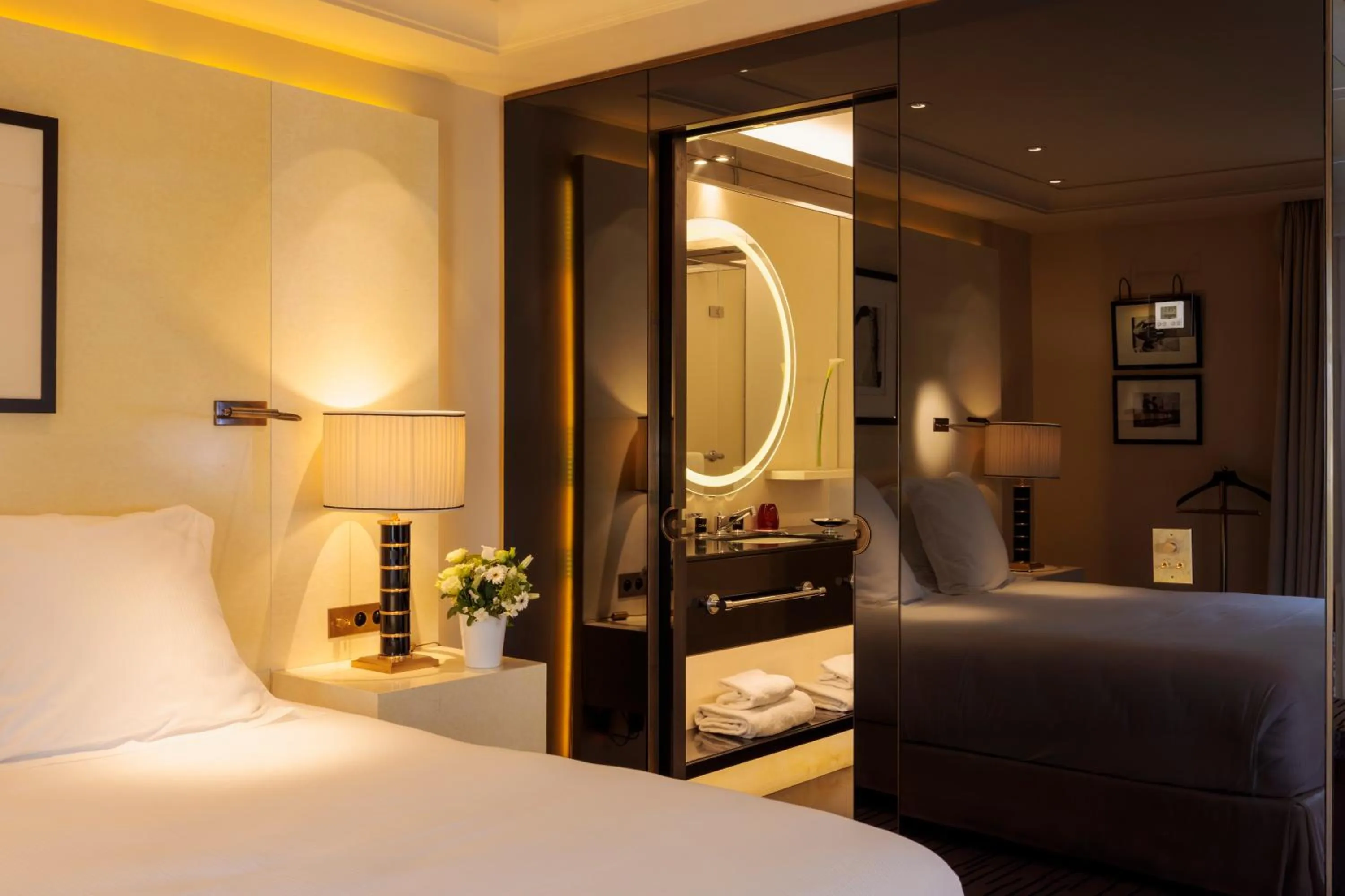 Bedroom, Bed in Hotel Montaigne