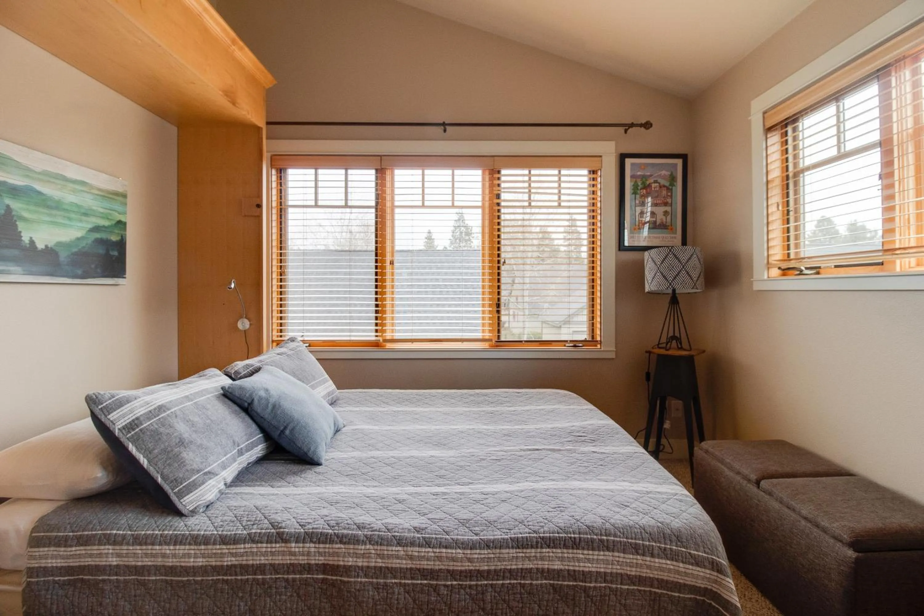 Property building, Bed in Riley`s Mountain View