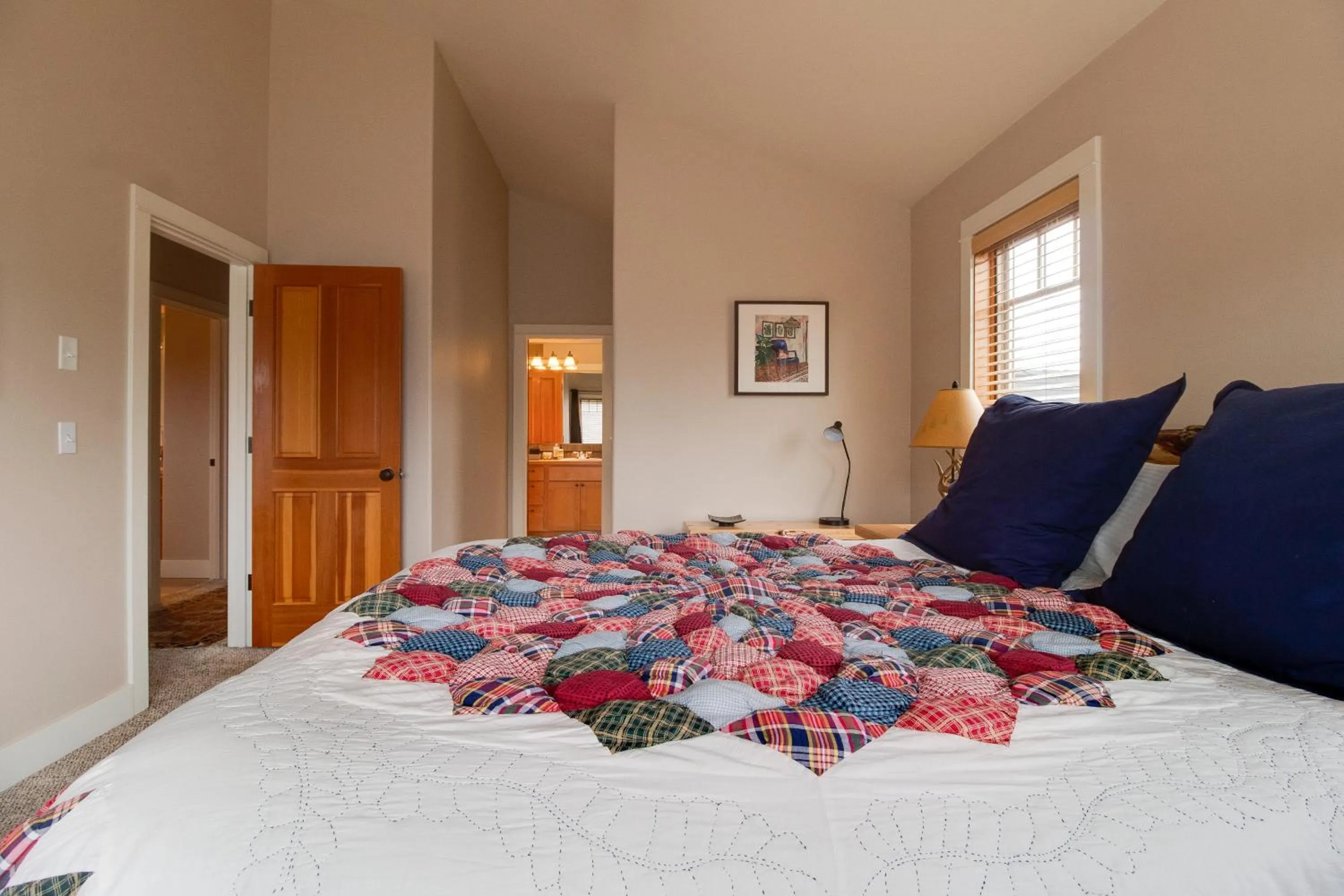 Property building, Bed in Riley`s Mountain View