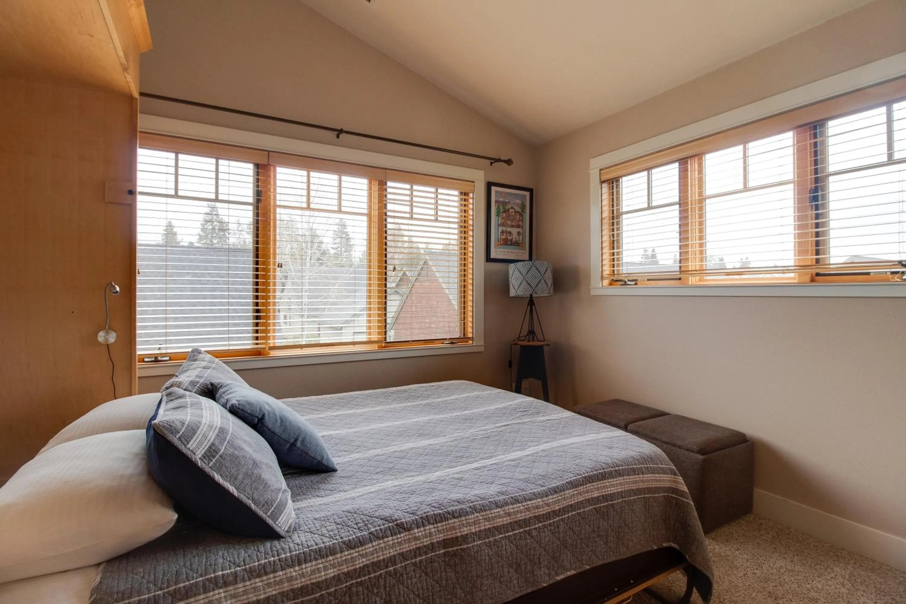 Property building, Bed in Riley`s Mountain View