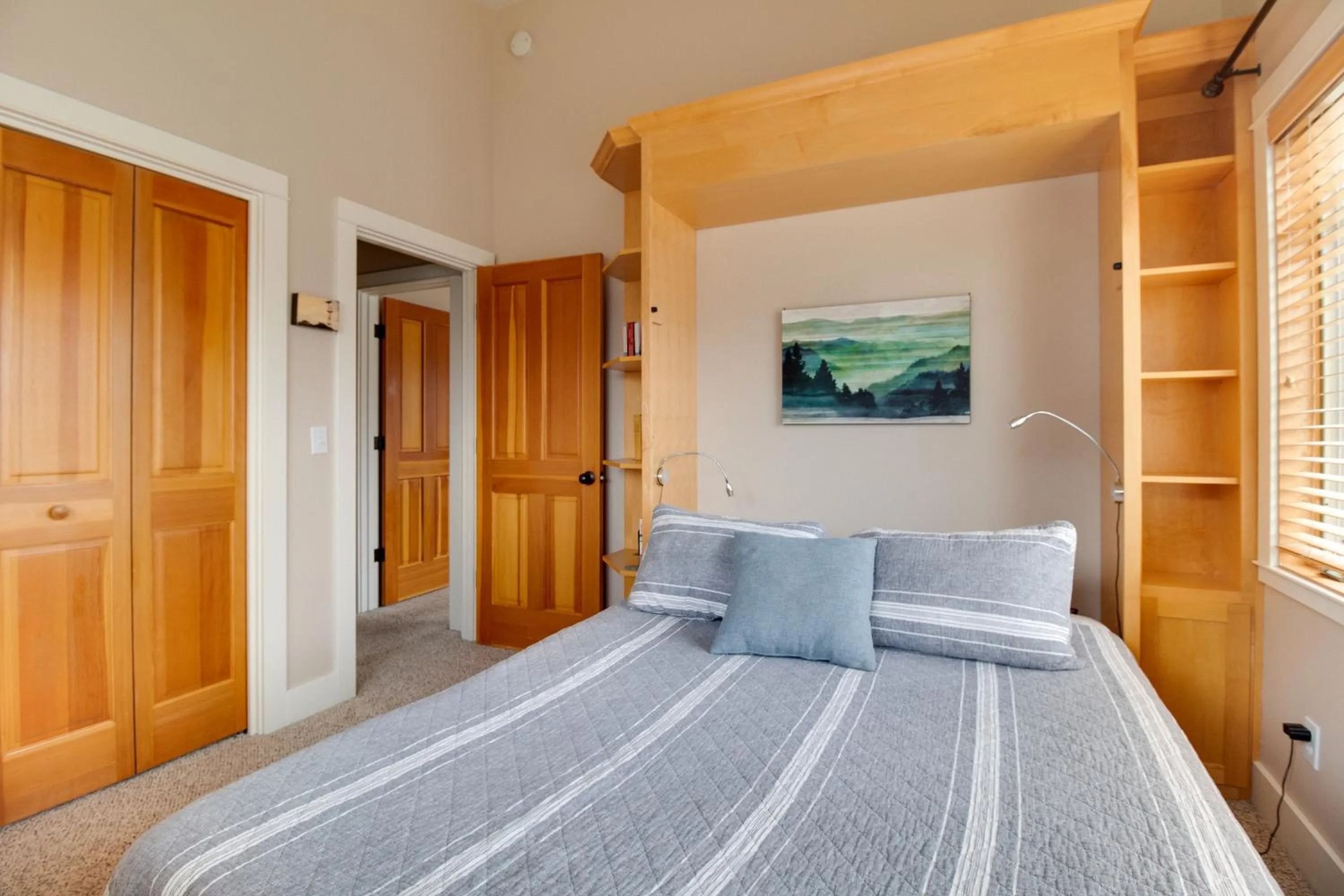 Property building, Bed in Riley`s Mountain View