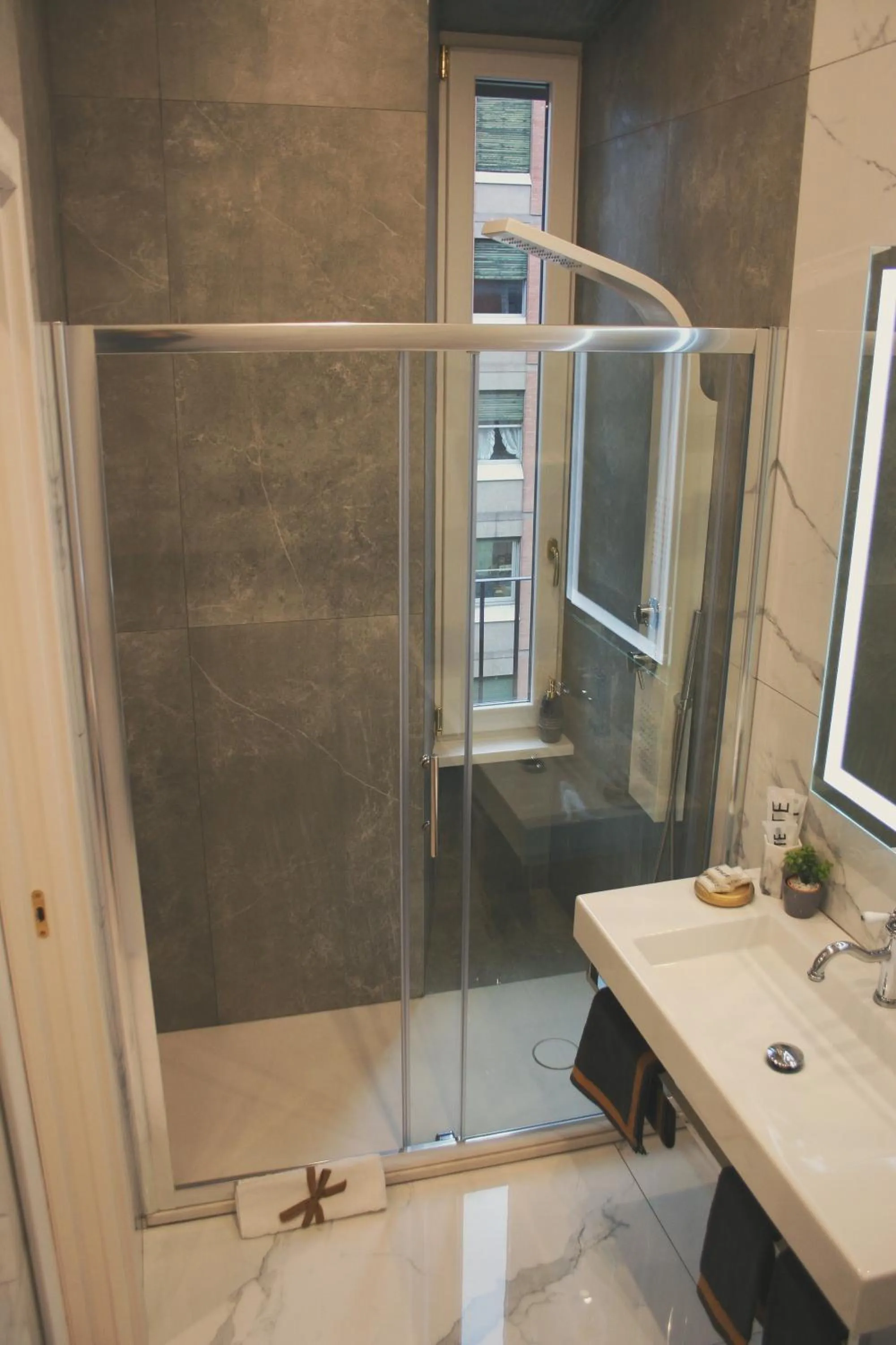 Bathroom in Hotel Roma Vaticano