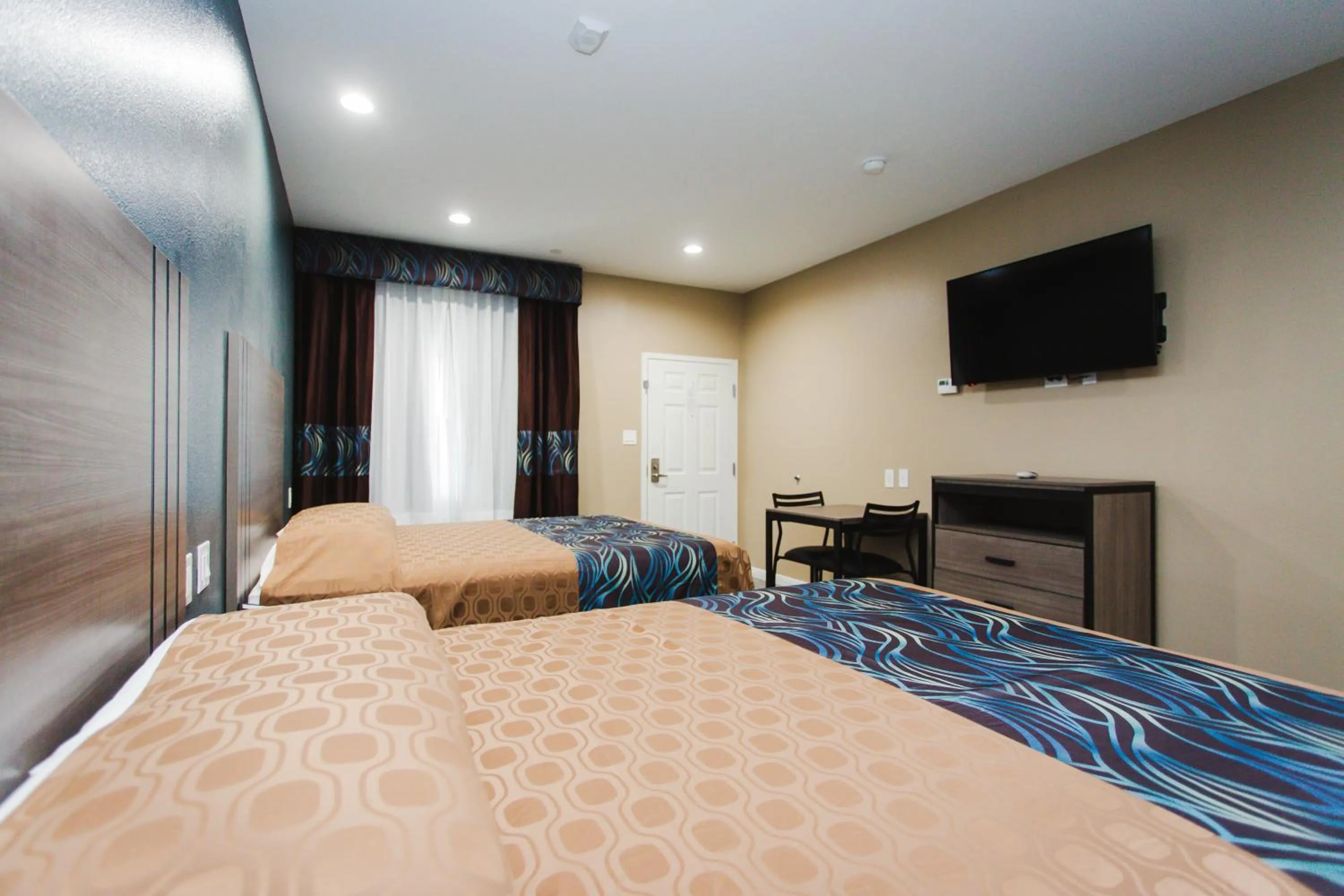 Bed in Budget Host Inn & Suites