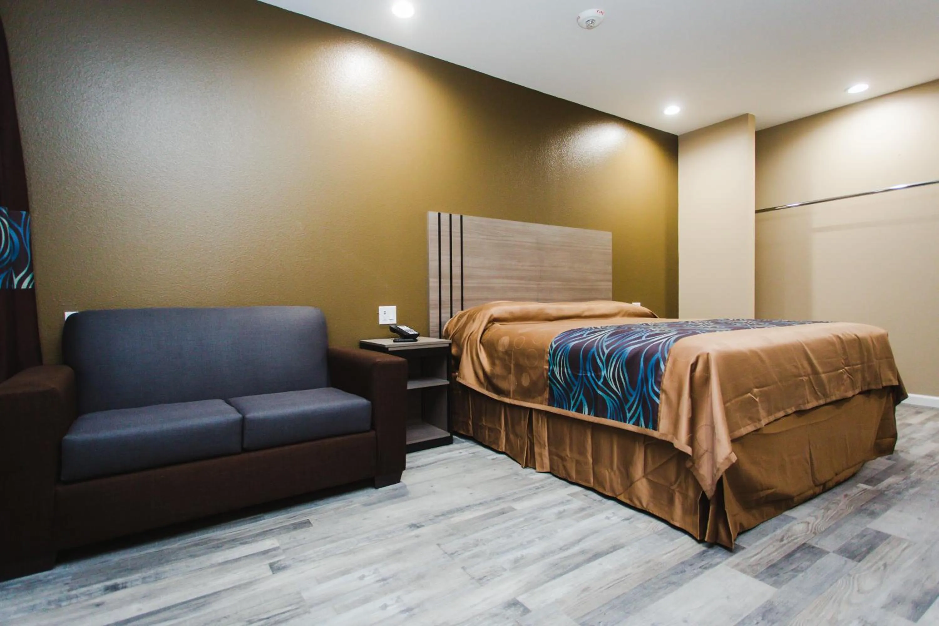 Bed in Budget Host Inn & Suites