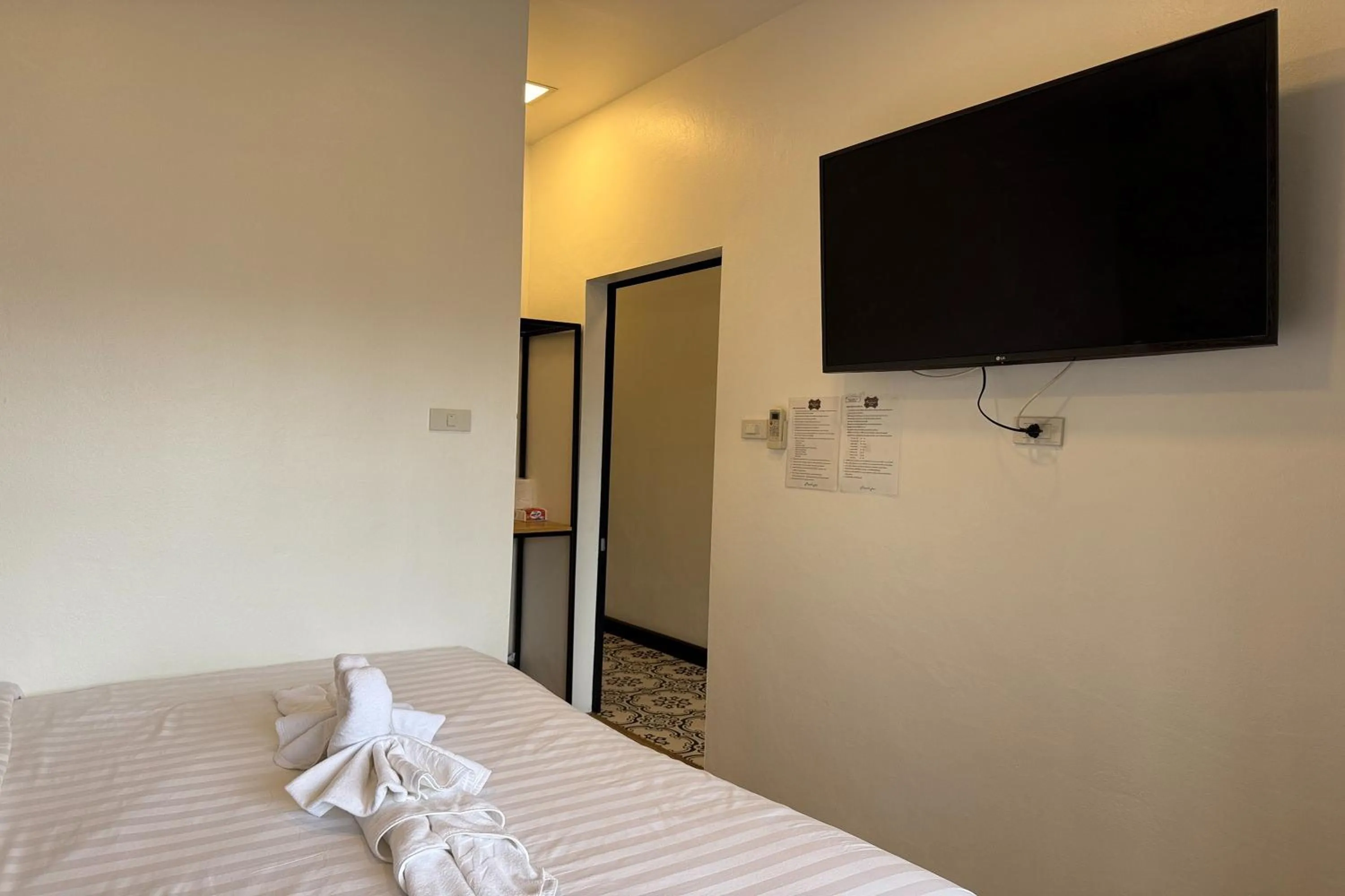 Photo of the whole room, Bed in Phukhao Hostel