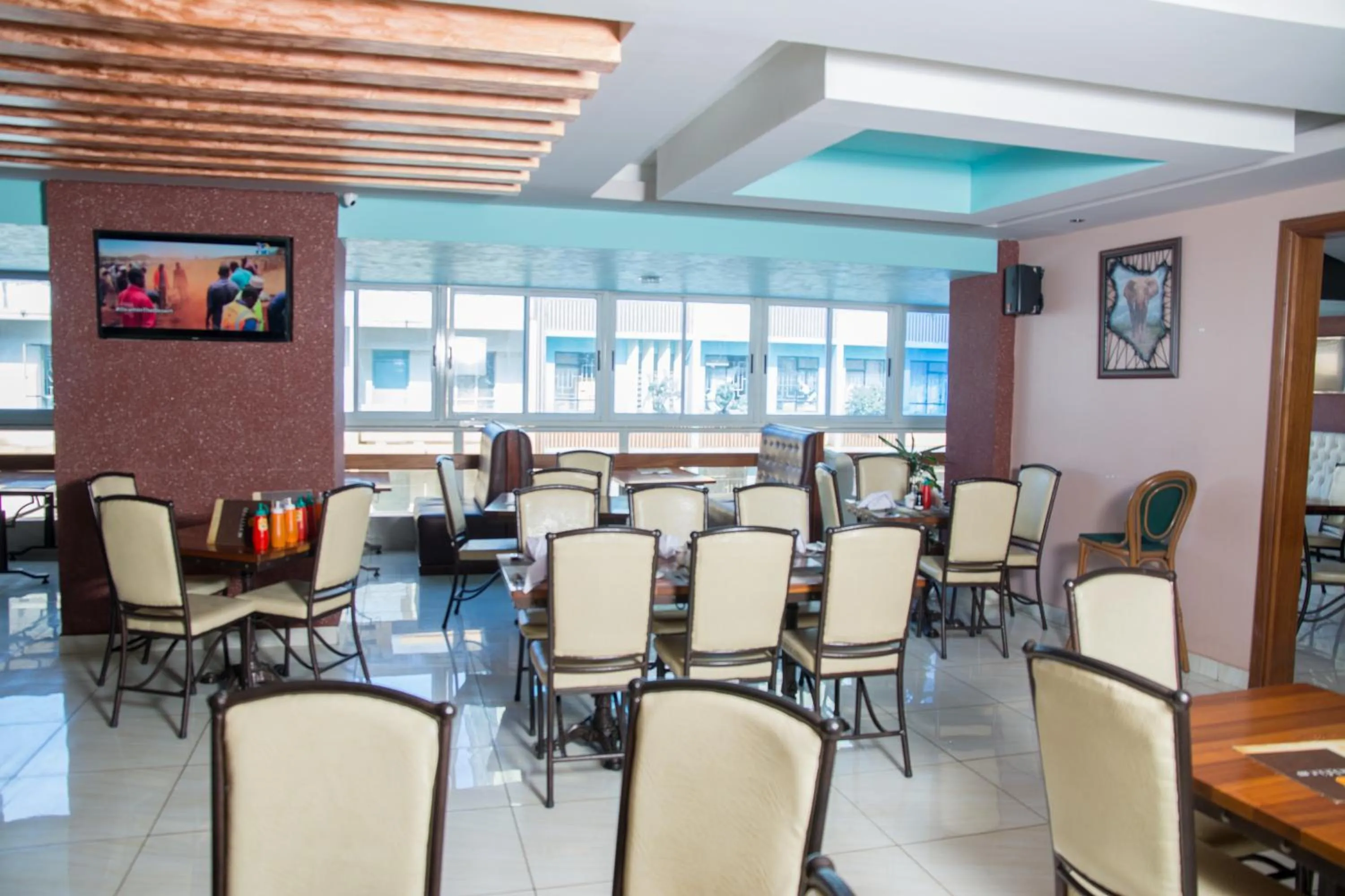 Restaurant/places to eat in Delfirm Hotel
