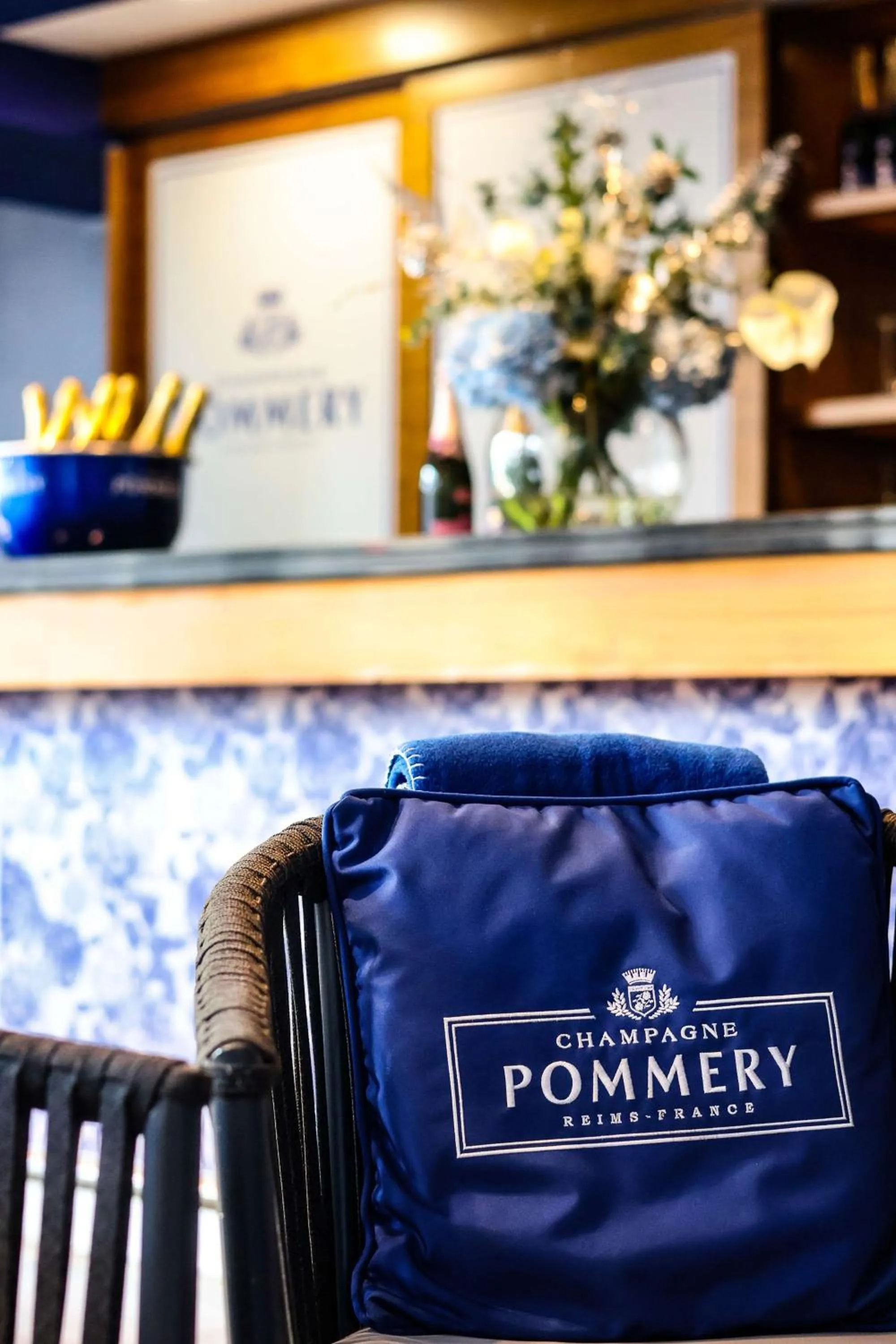 Lounge or bar in Radisson Blu Hotel, Cardiff