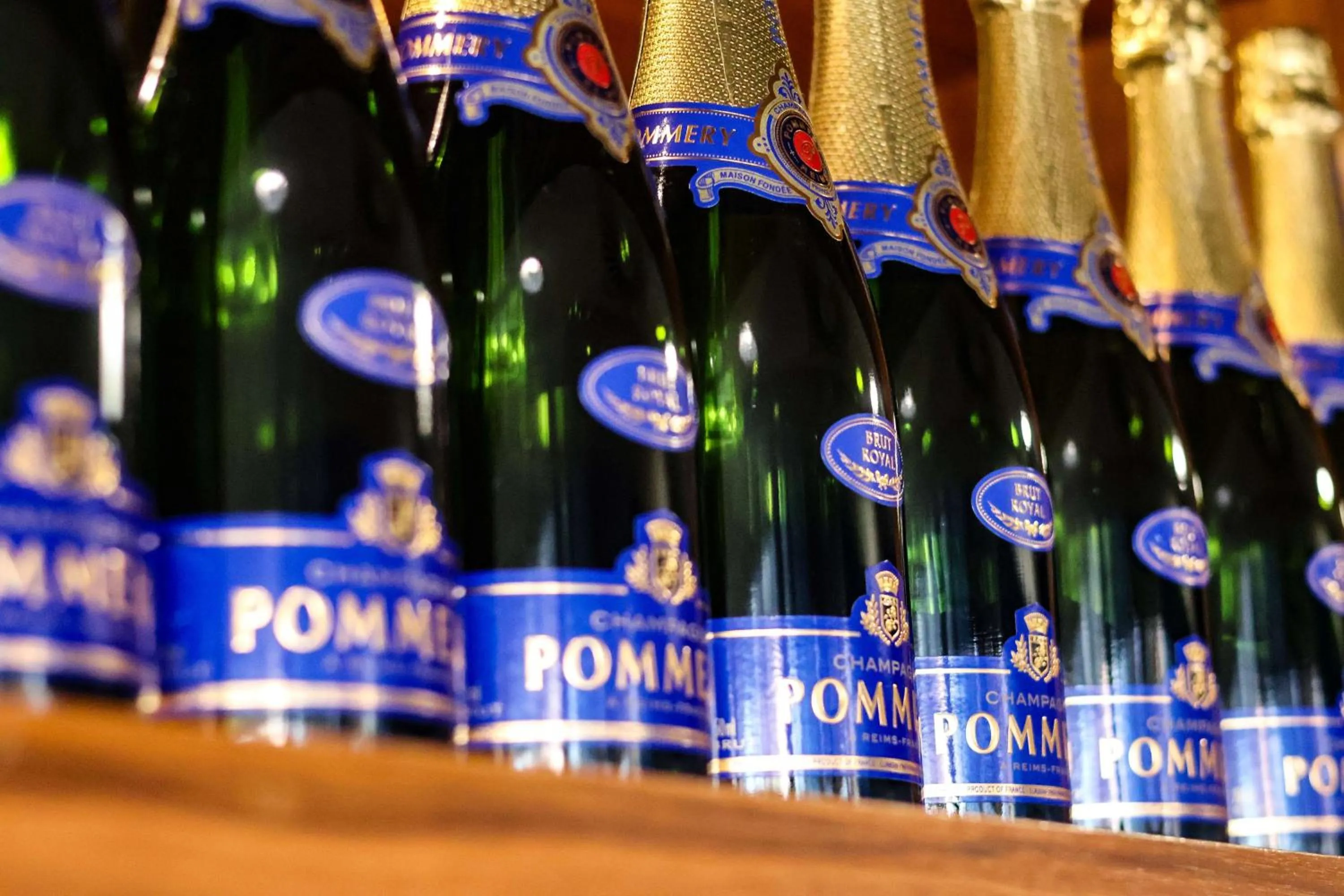 Lounge or bar in Radisson Blu Hotel, Cardiff