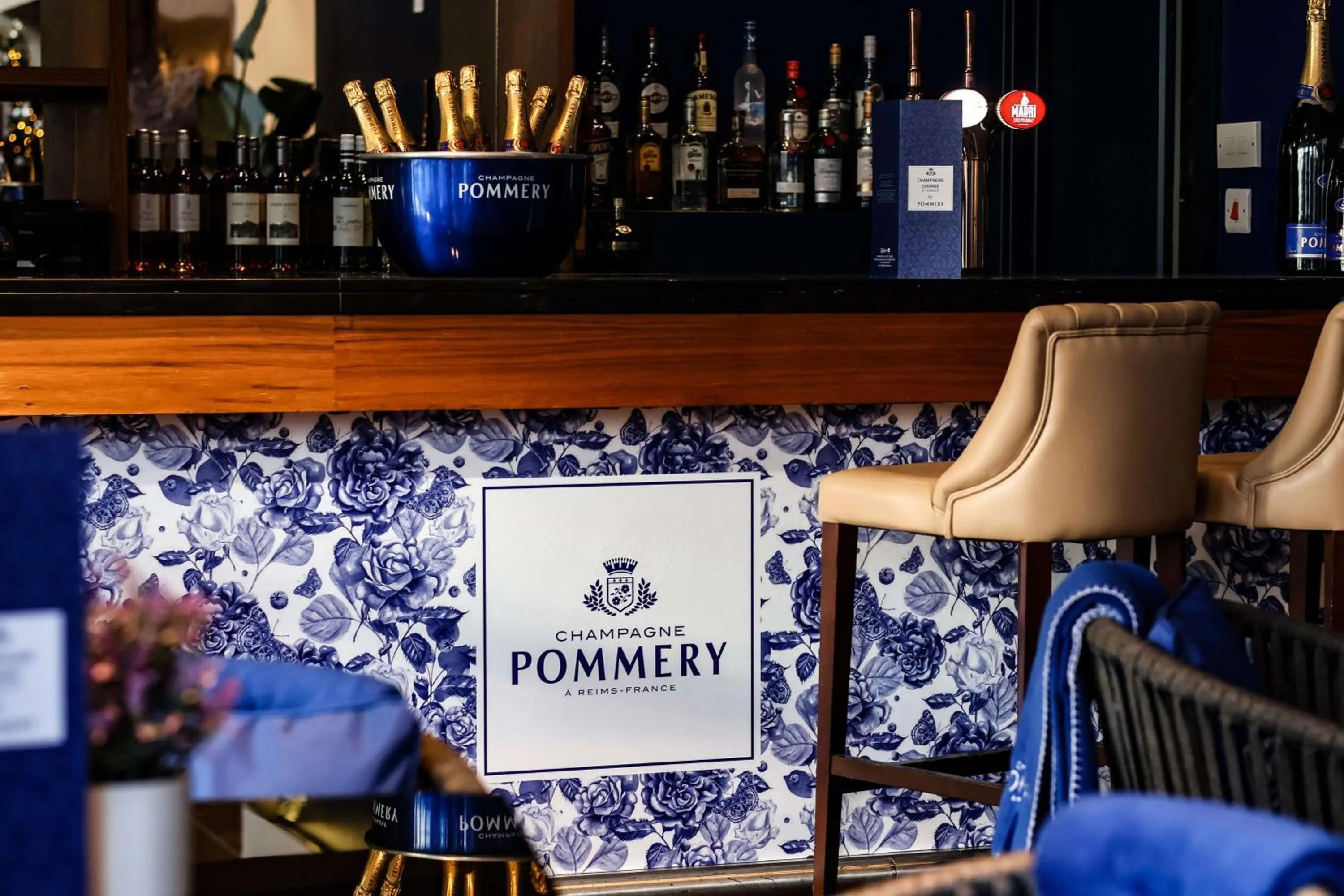 Lounge or bar in Radisson Blu Hotel, Cardiff