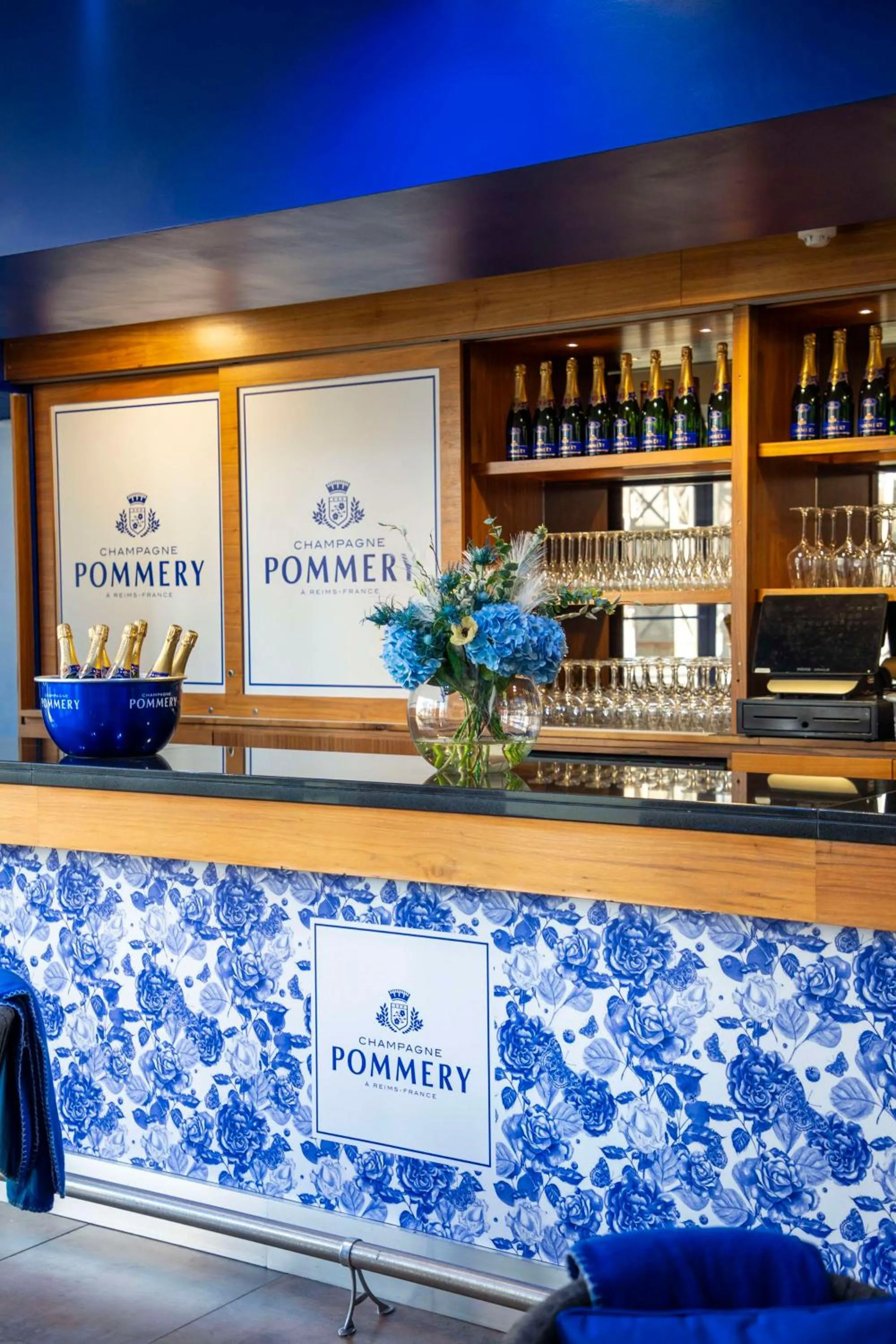 Lounge or bar in Radisson Blu Hotel, Cardiff