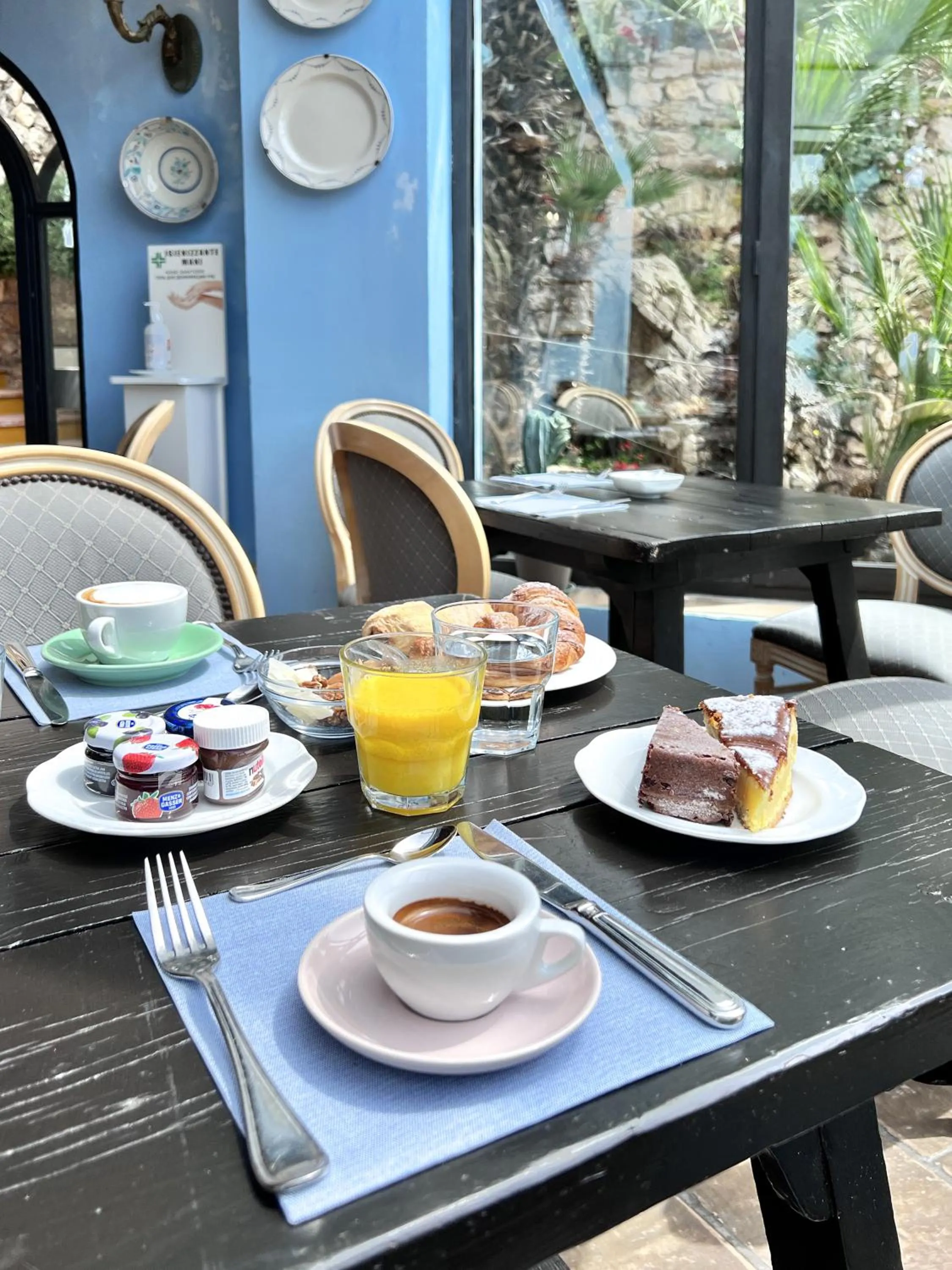 Restaurant/places to eat in Aeneas' Landing Resort