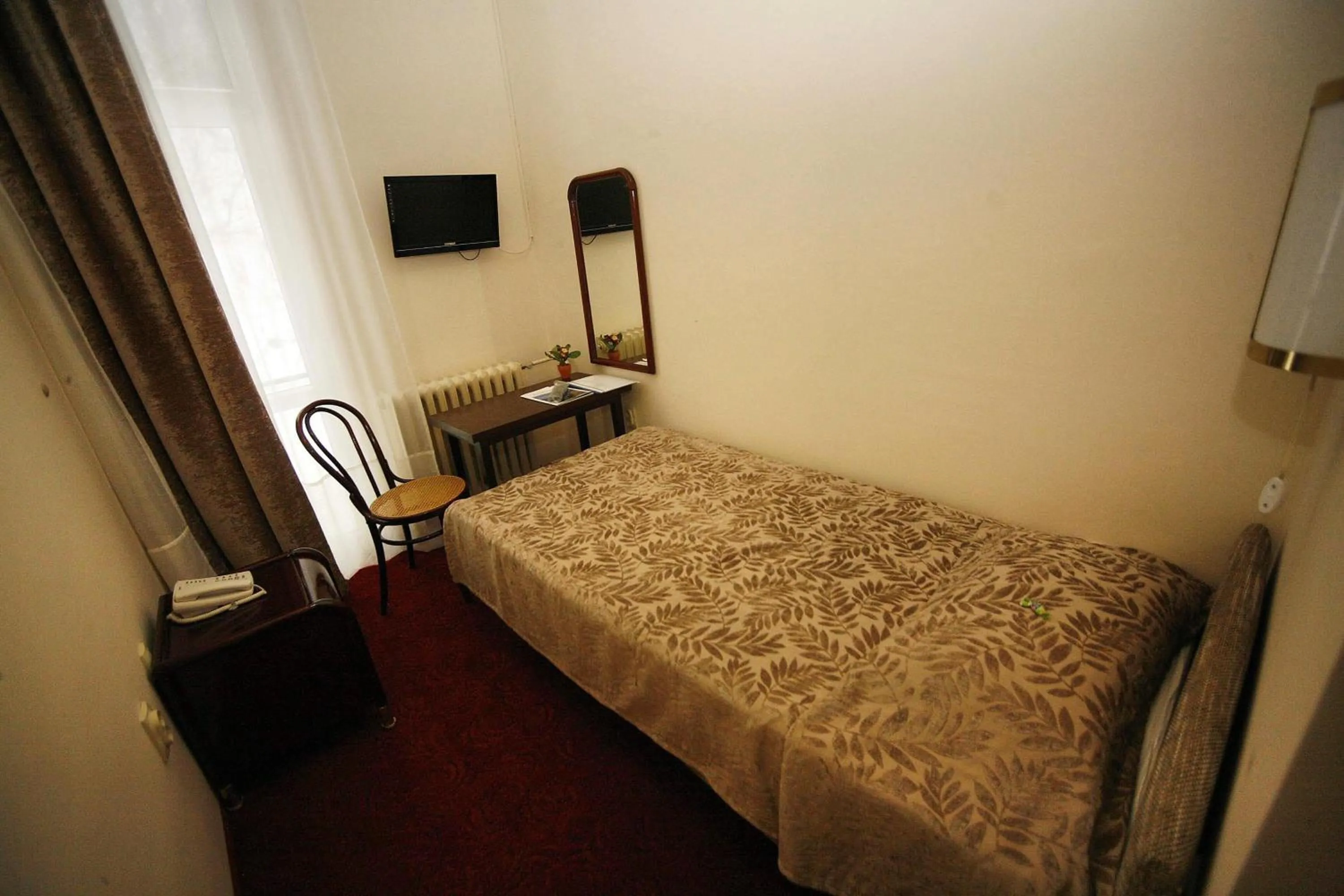 Bedroom, Bed in Golden Inn Hotel