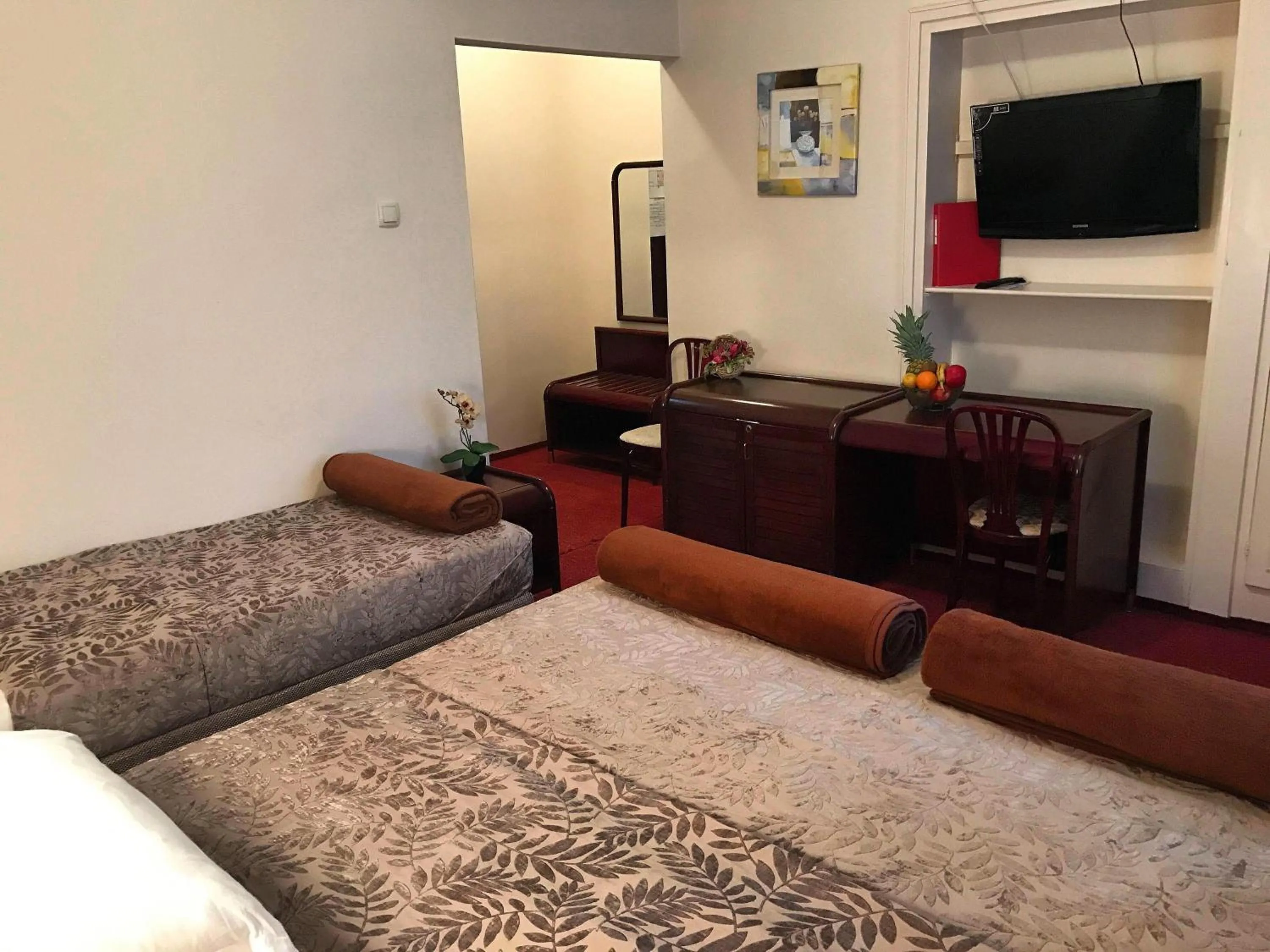 Bedroom, Bed in Golden Inn Hotel