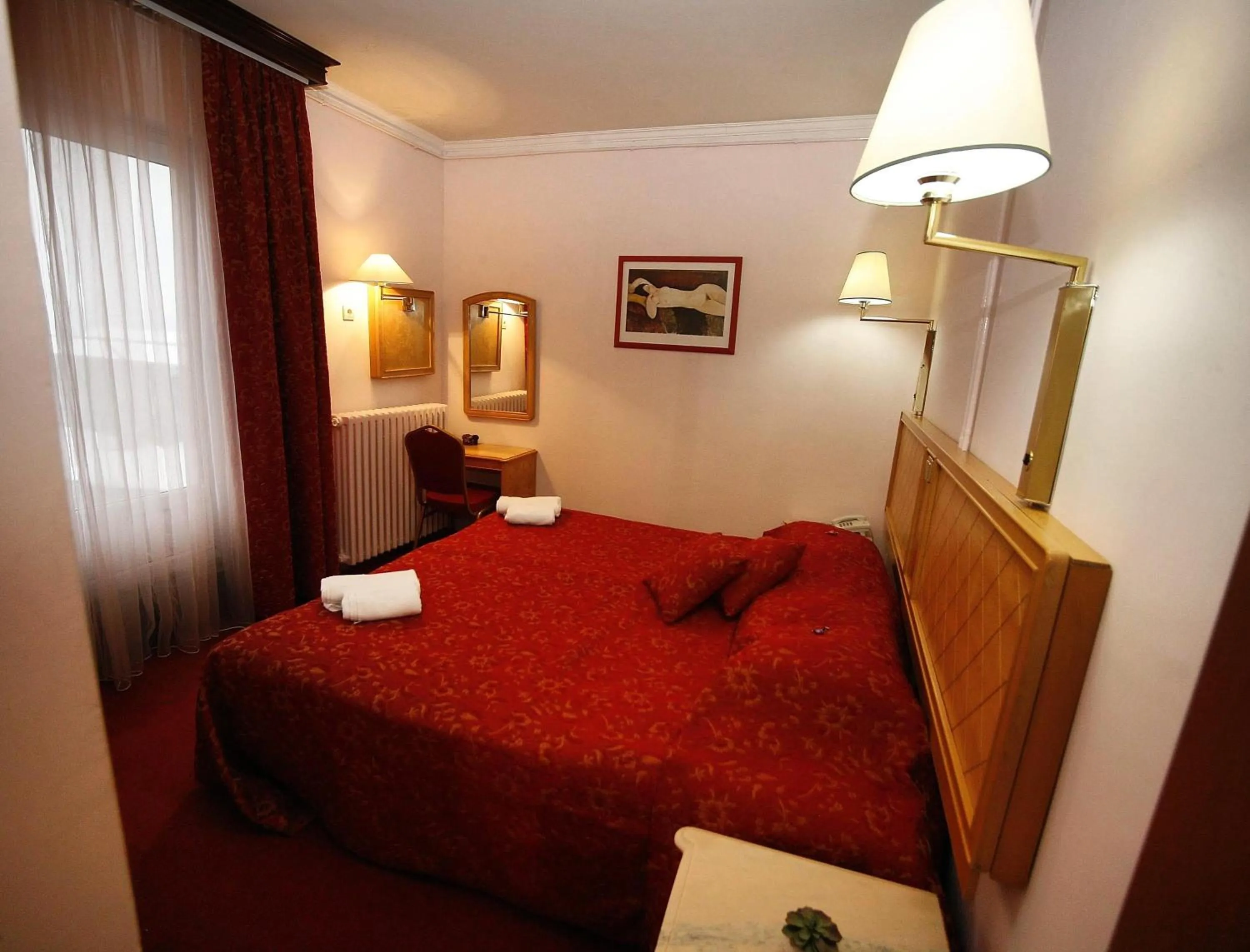 Bedroom, Bed in Golden Inn Hotel