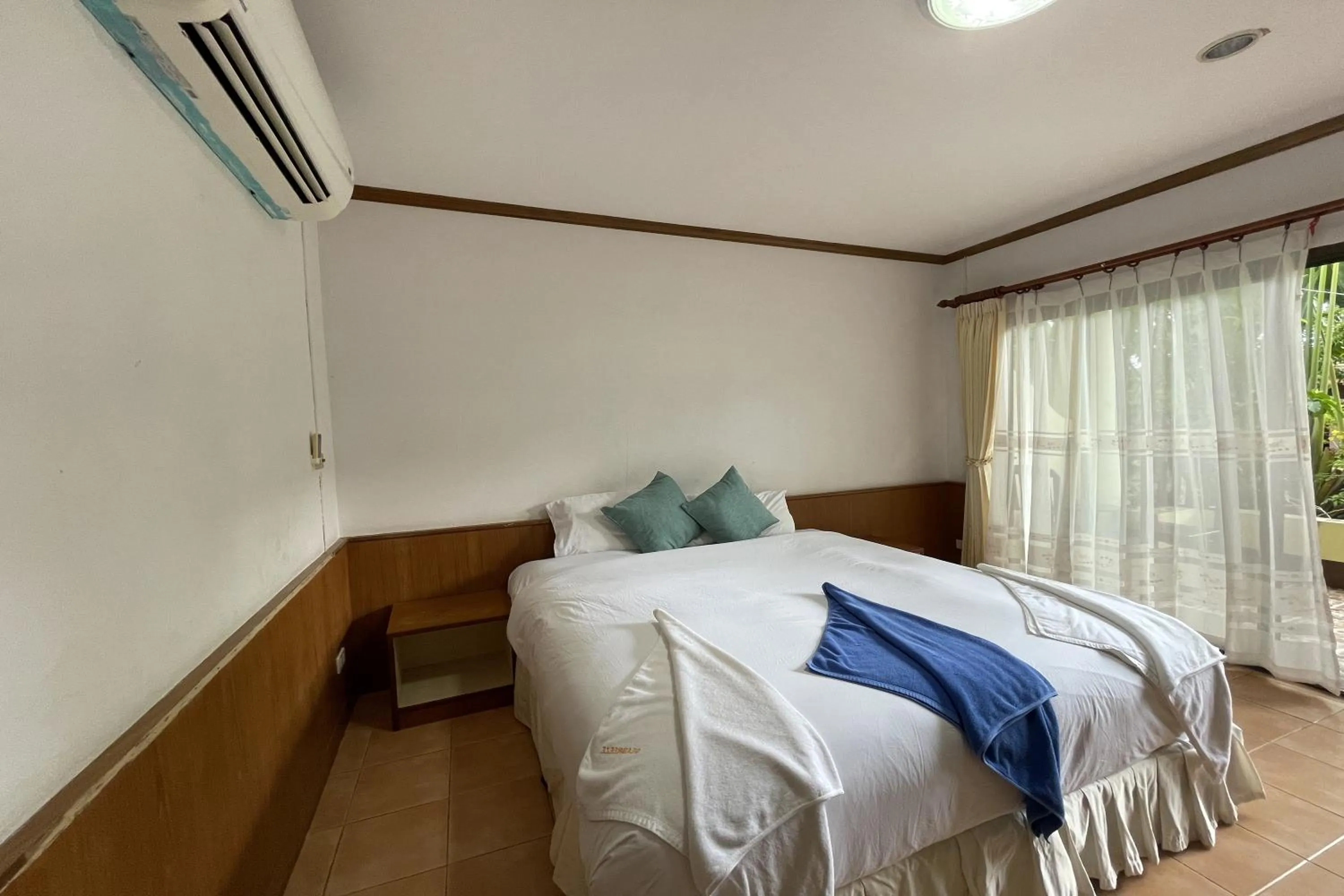 Bedroom, Bed in Sea Breeze Bungalow