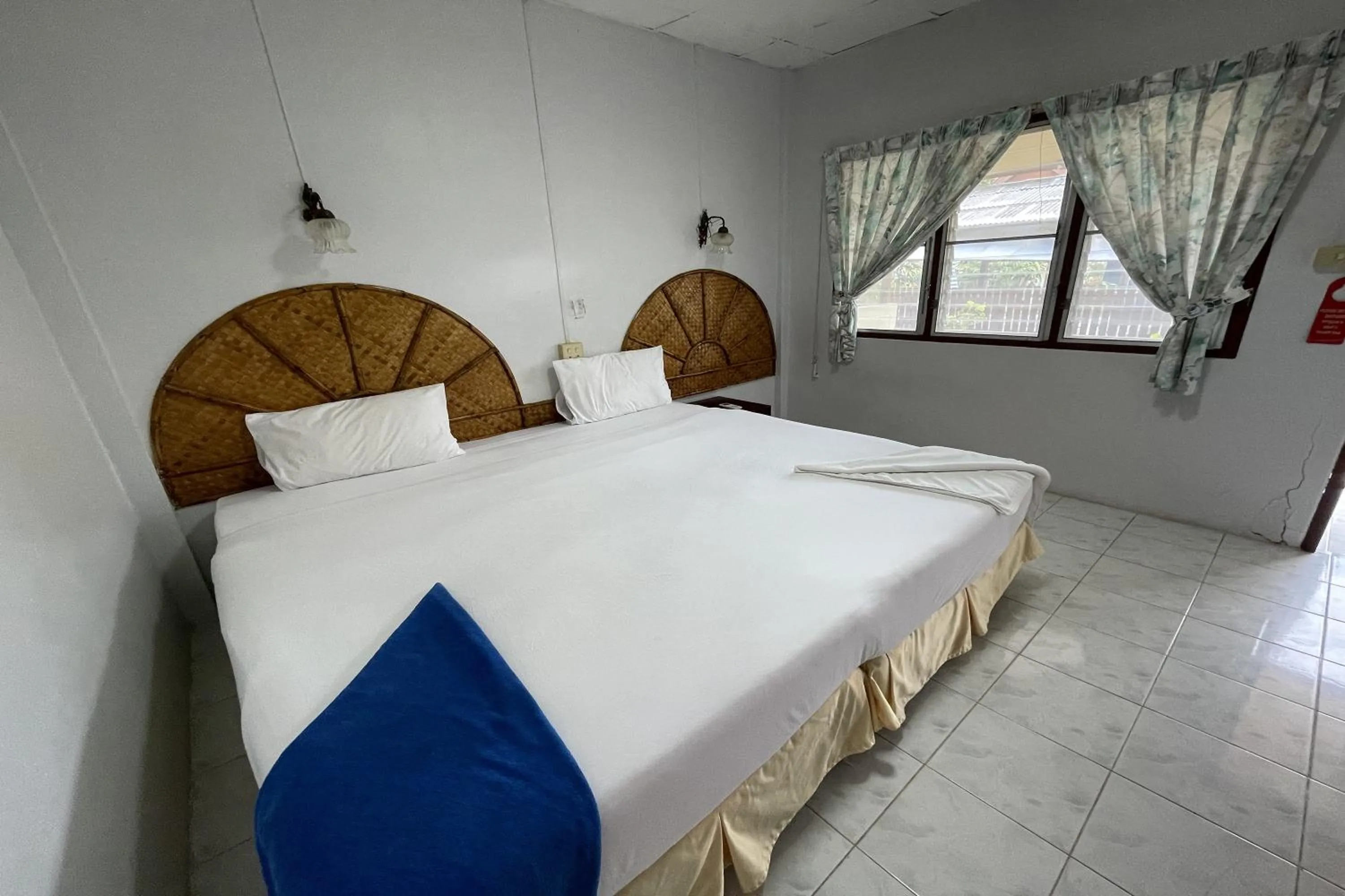 Bedroom, Bed in Sea Breeze Bungalow