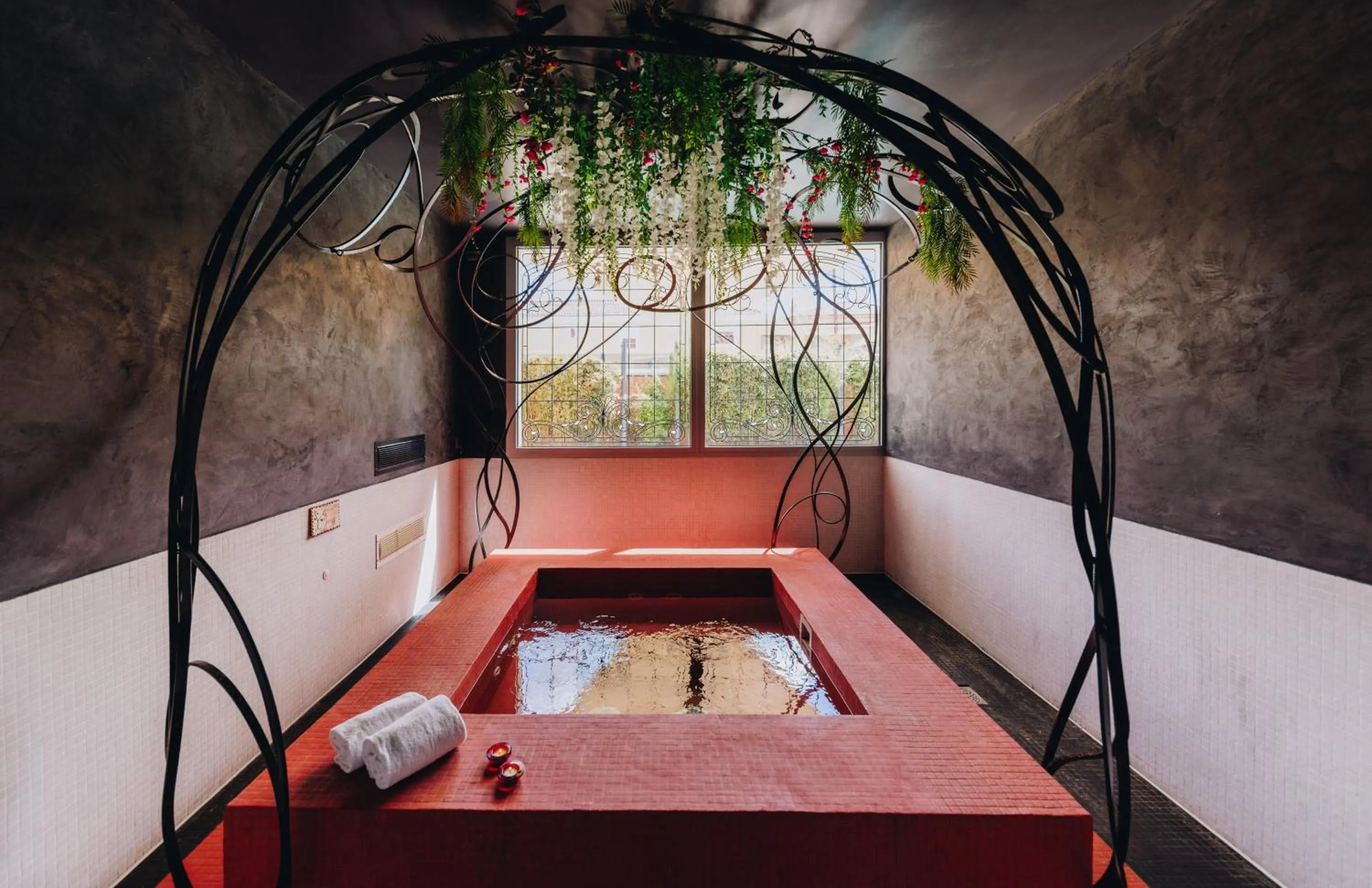 Hot Tub, Bed in Hôtel Liberata & Spa