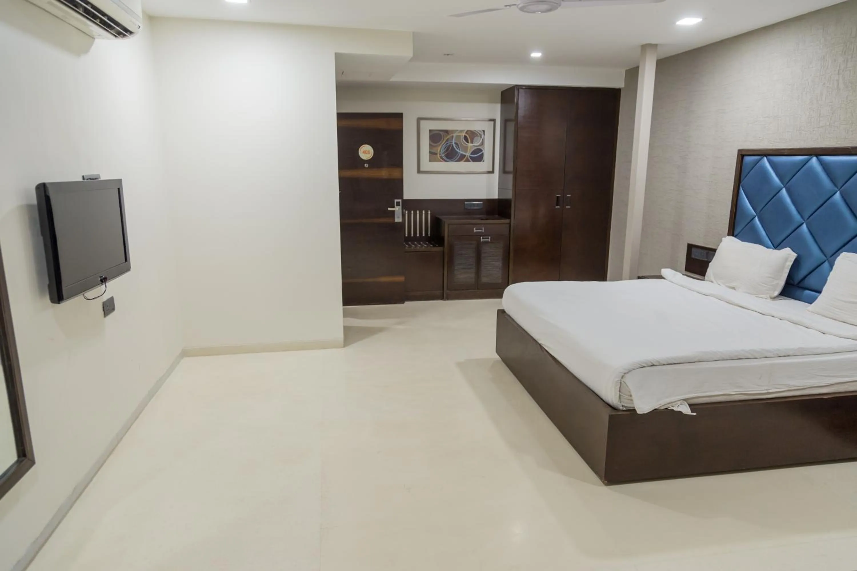 TV and multimedia, Bed in Ginger Ahmedabad, Satellite