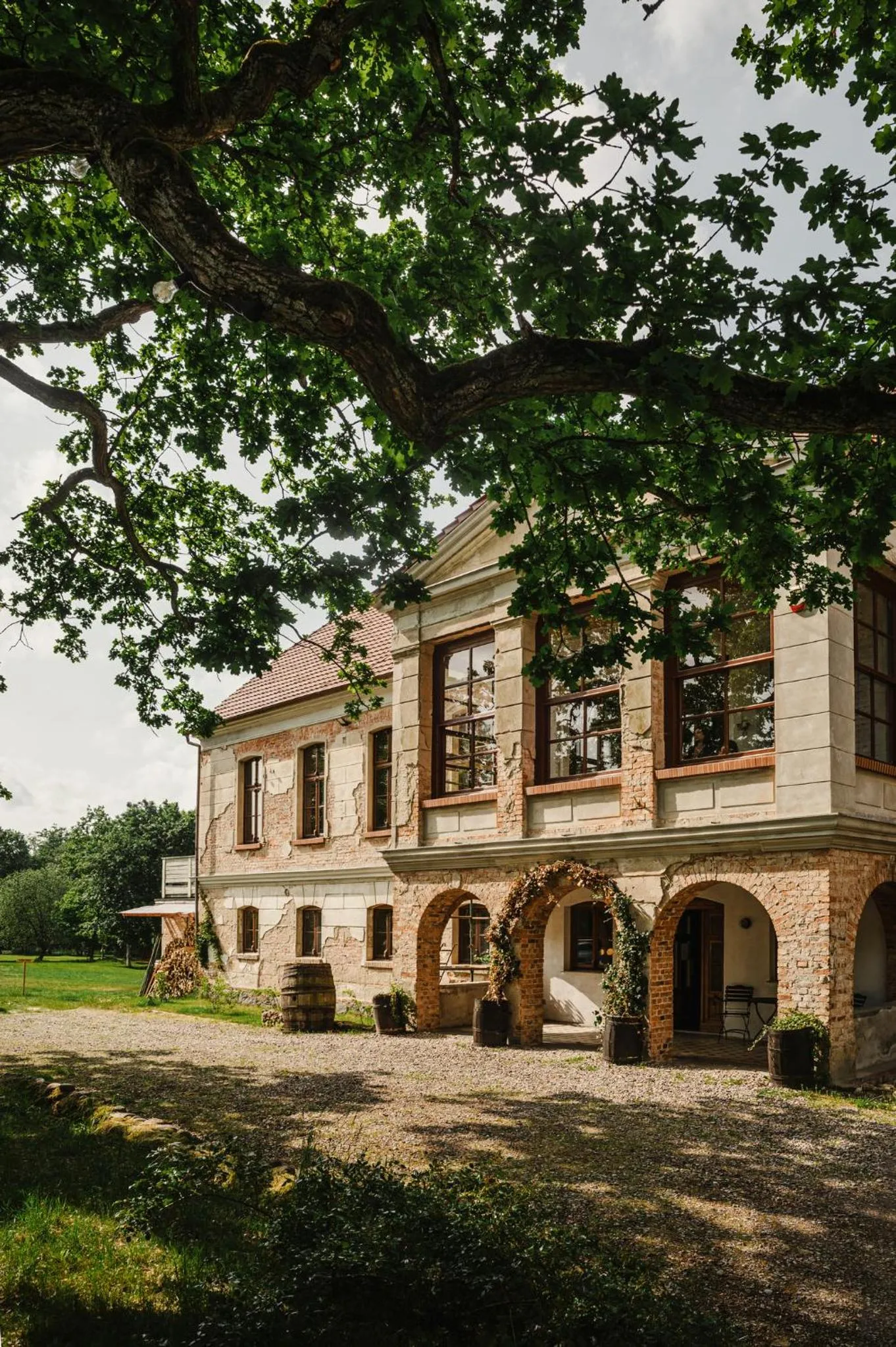 Property building in Folwark Wielka Wieś - Pałac pod Dębem