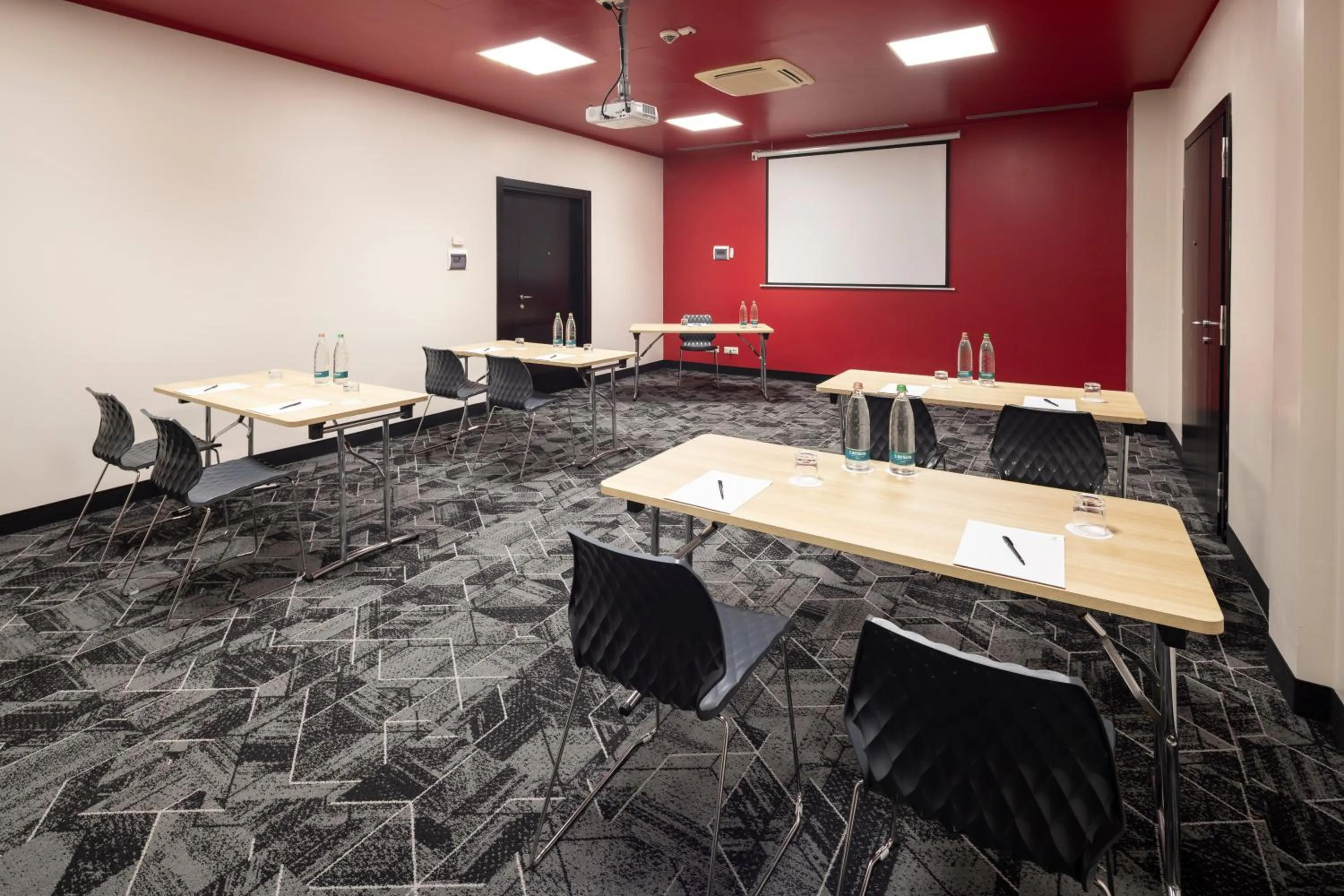 Meeting/conference room in Holiday Inn Genoa City by IHG