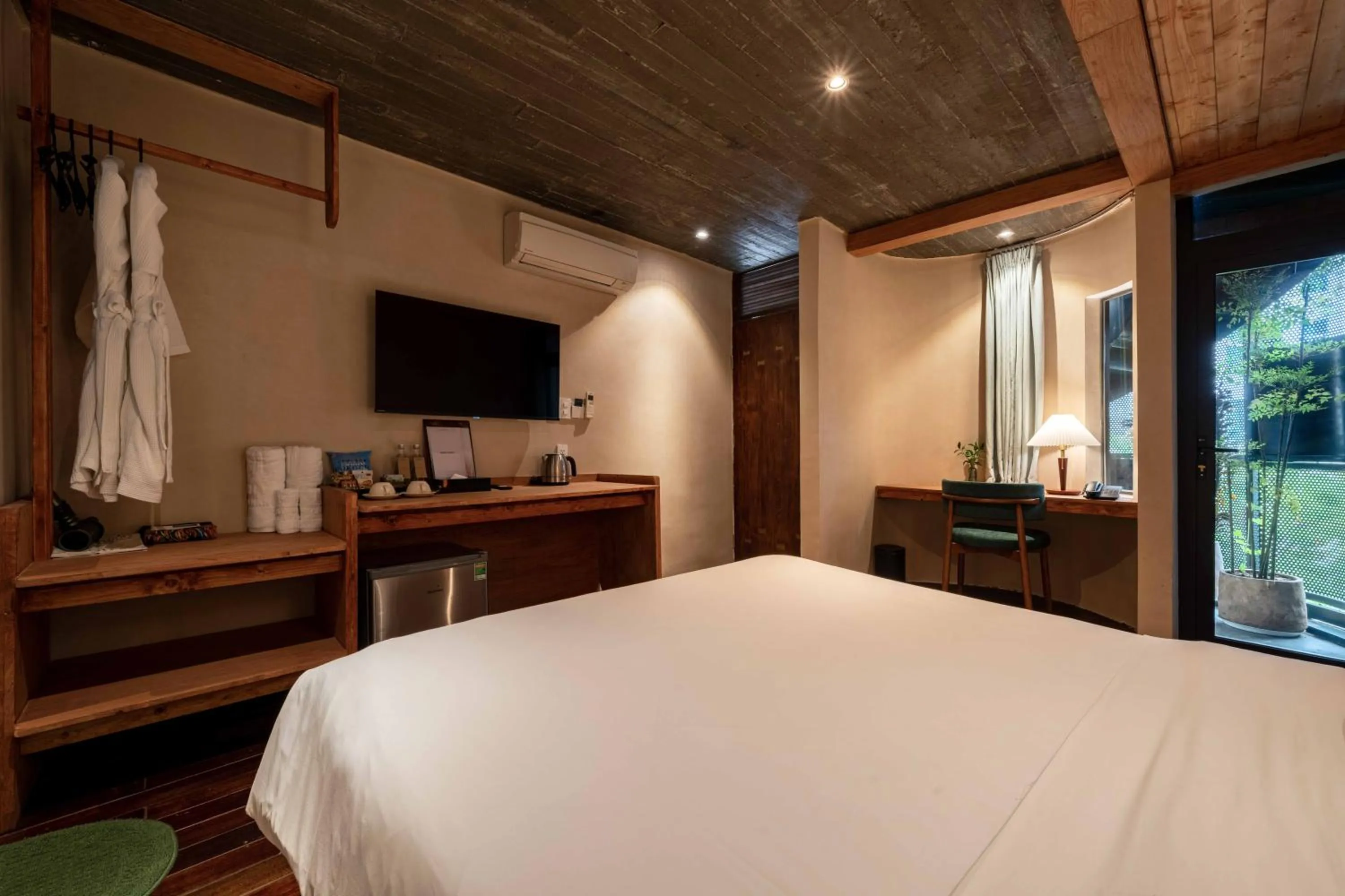 Photo of the whole room, Bed in The Memory Danang Boutique