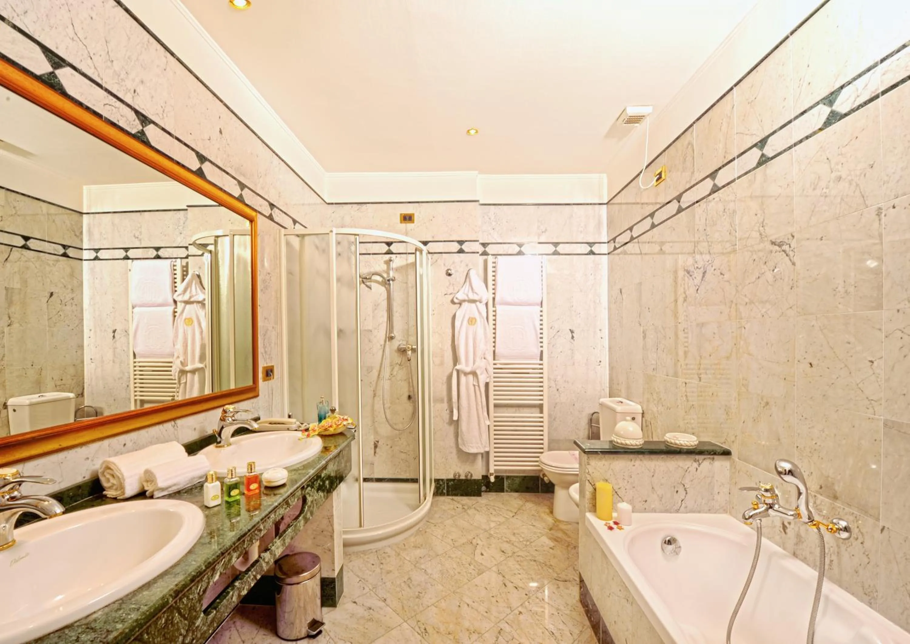 Shower in Hotel Aurora Terme