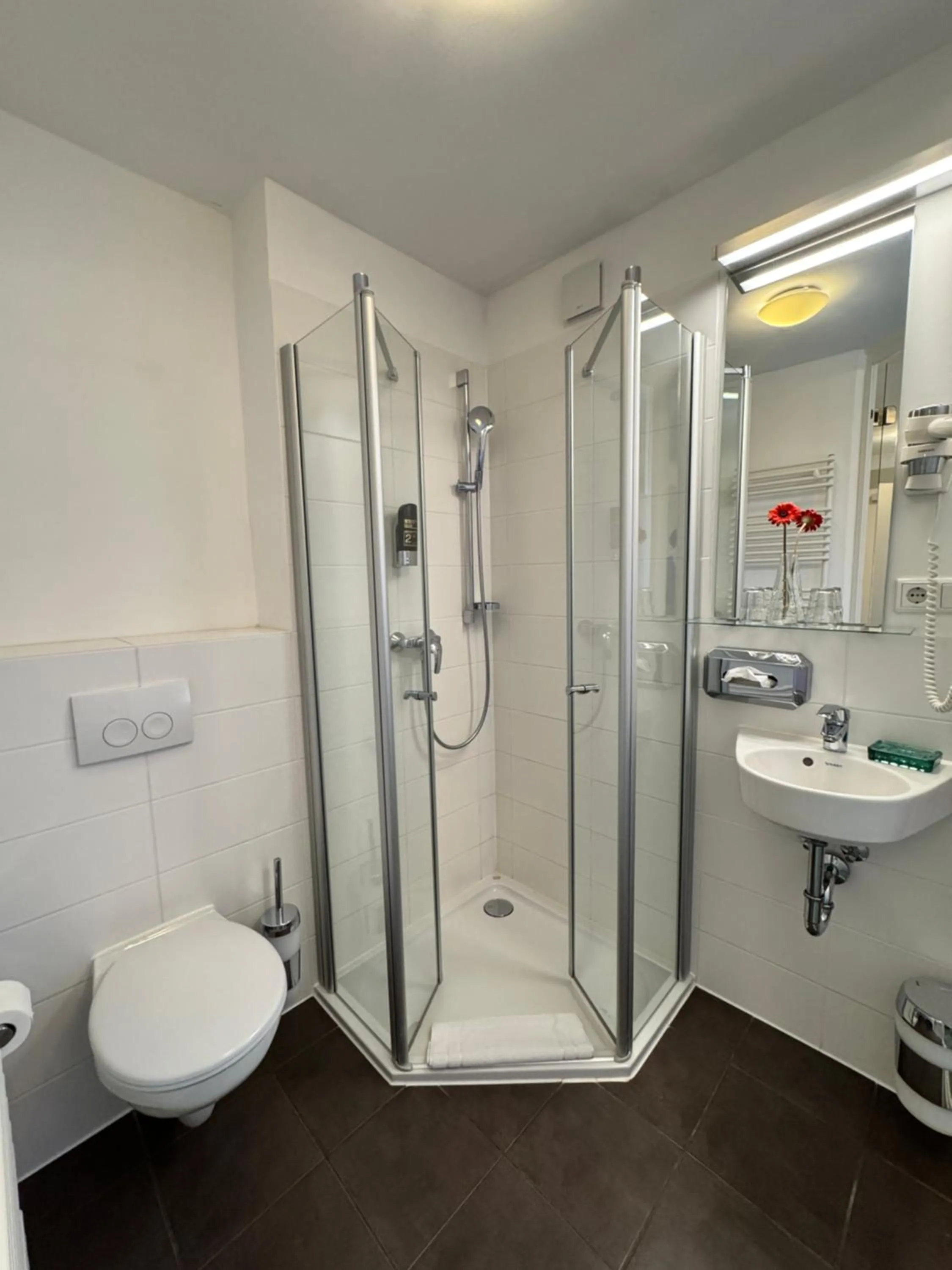 Shower in veloInn Hotel Bad Berka im Weimarer Land