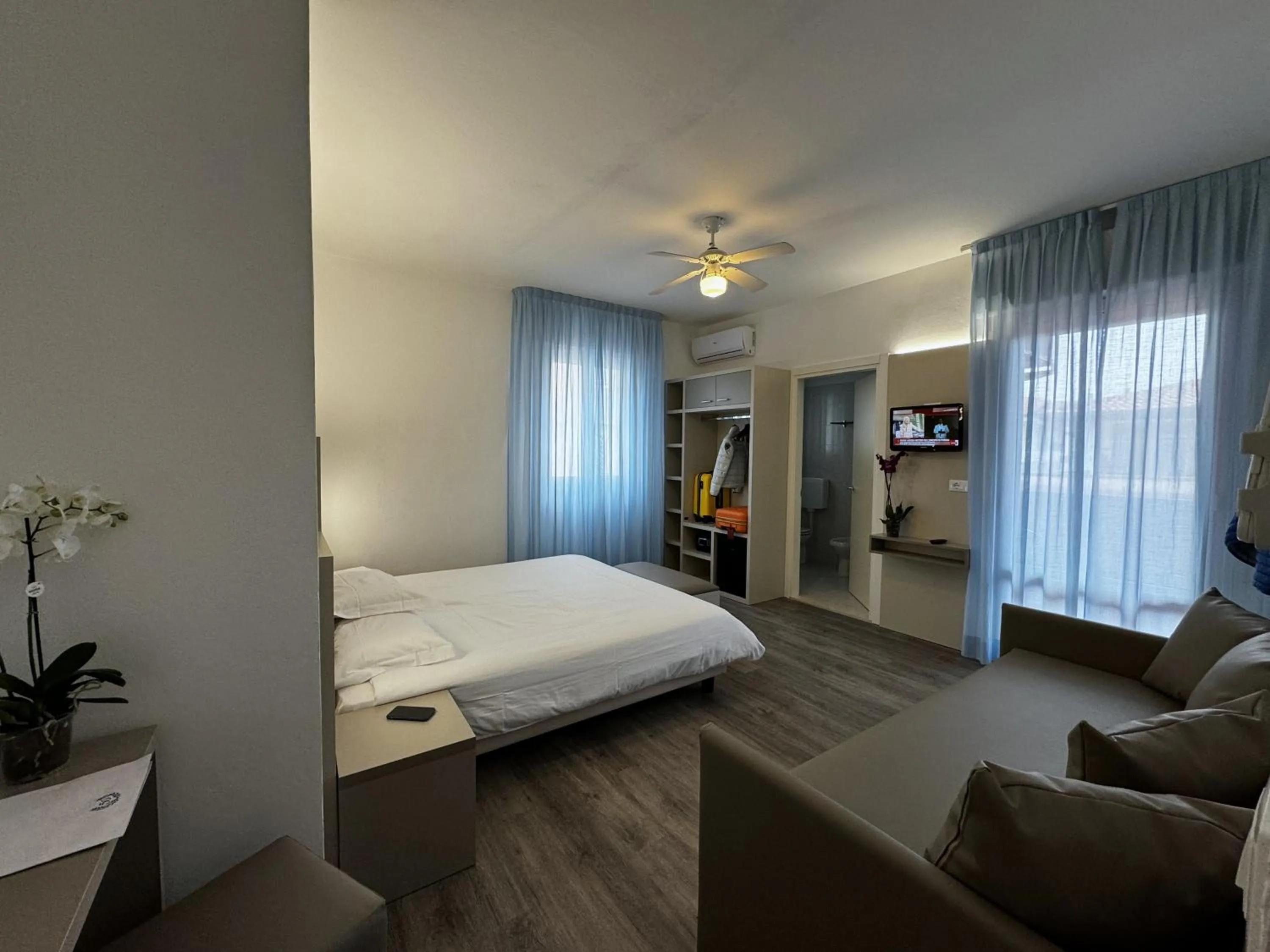 Balcony/Terrace, Bed in Hotel Etna